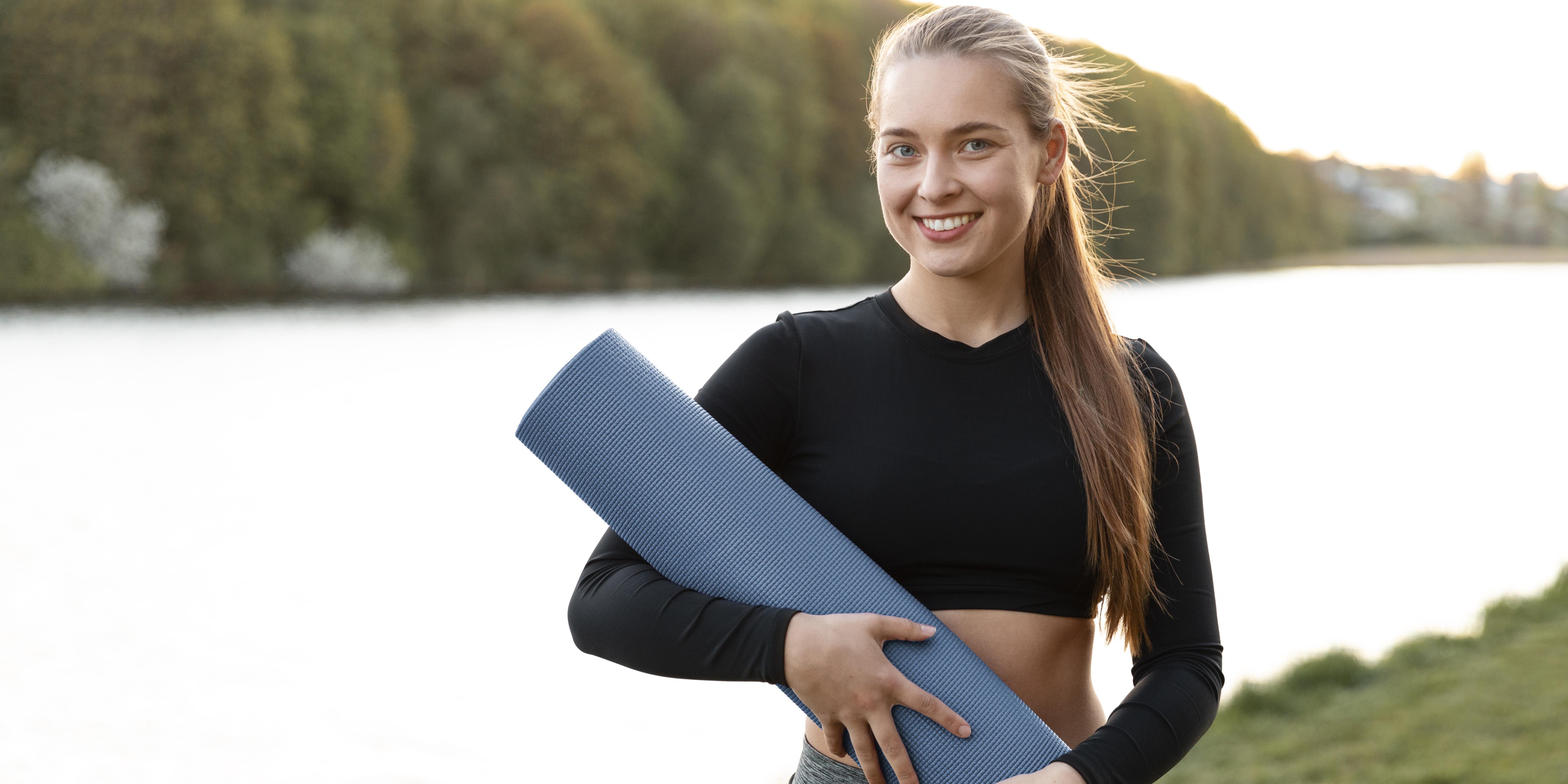 Девушка на берегу хочет заняться спортом