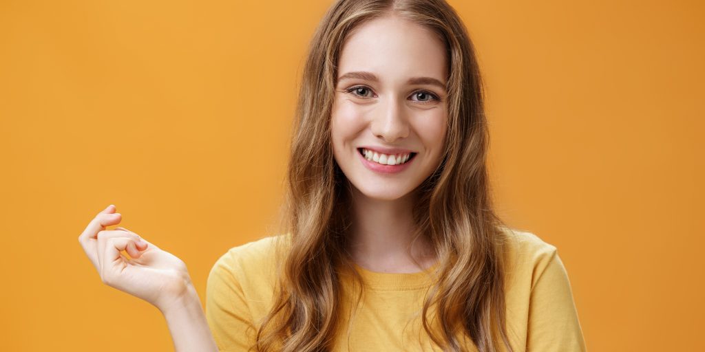 Девушка улыбается