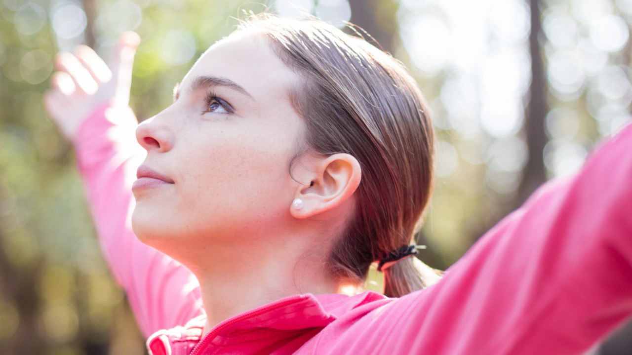 Девушка встречает утро