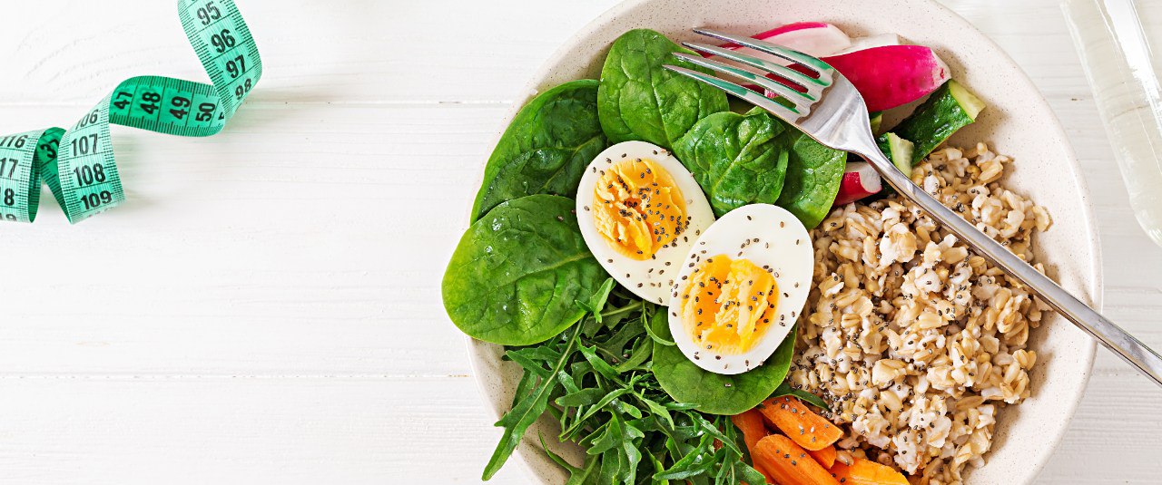 Диетическое блюдо и сантиметр