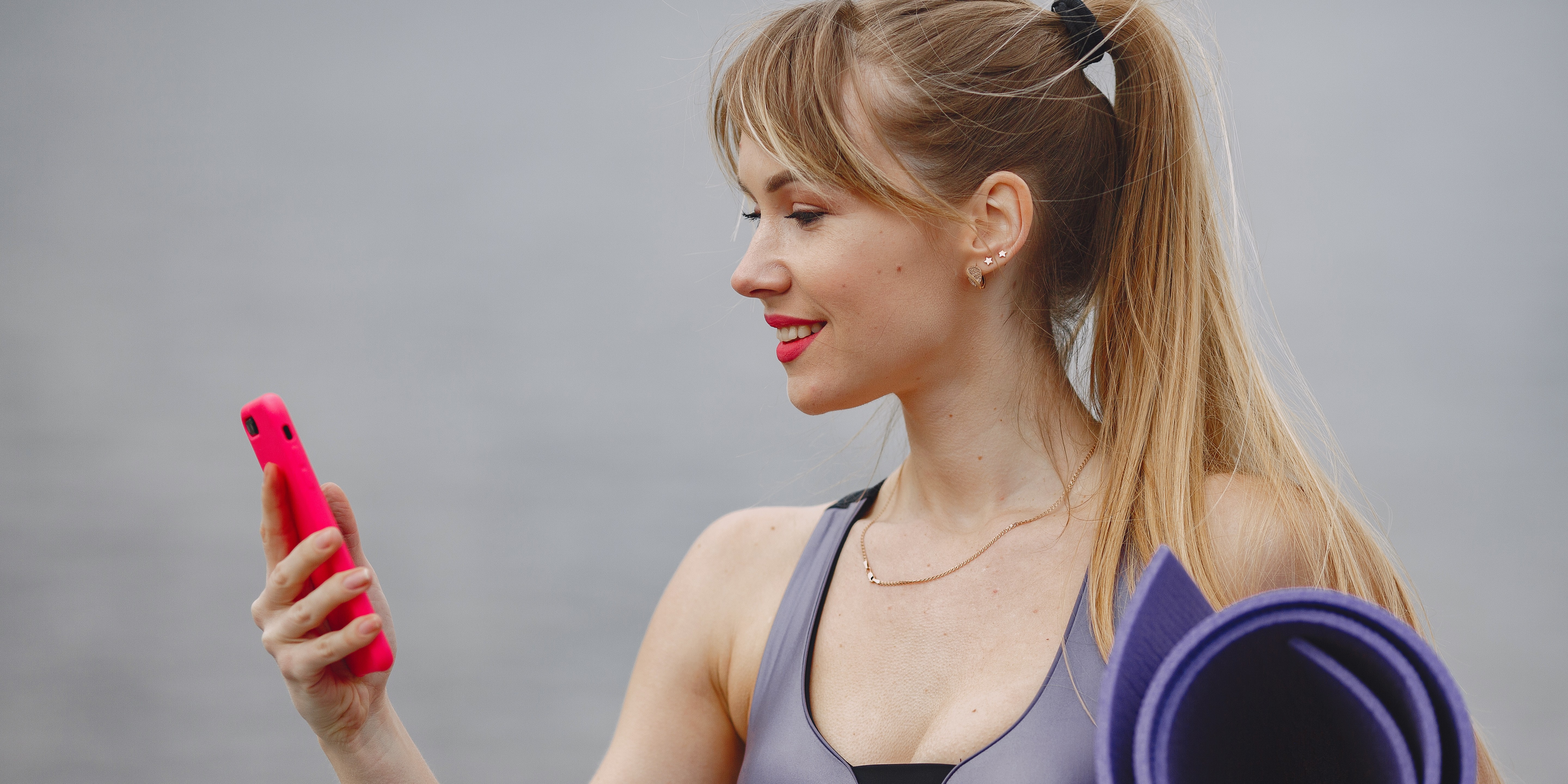 Утренние тренировки девушка ставит будильник на 5 утра