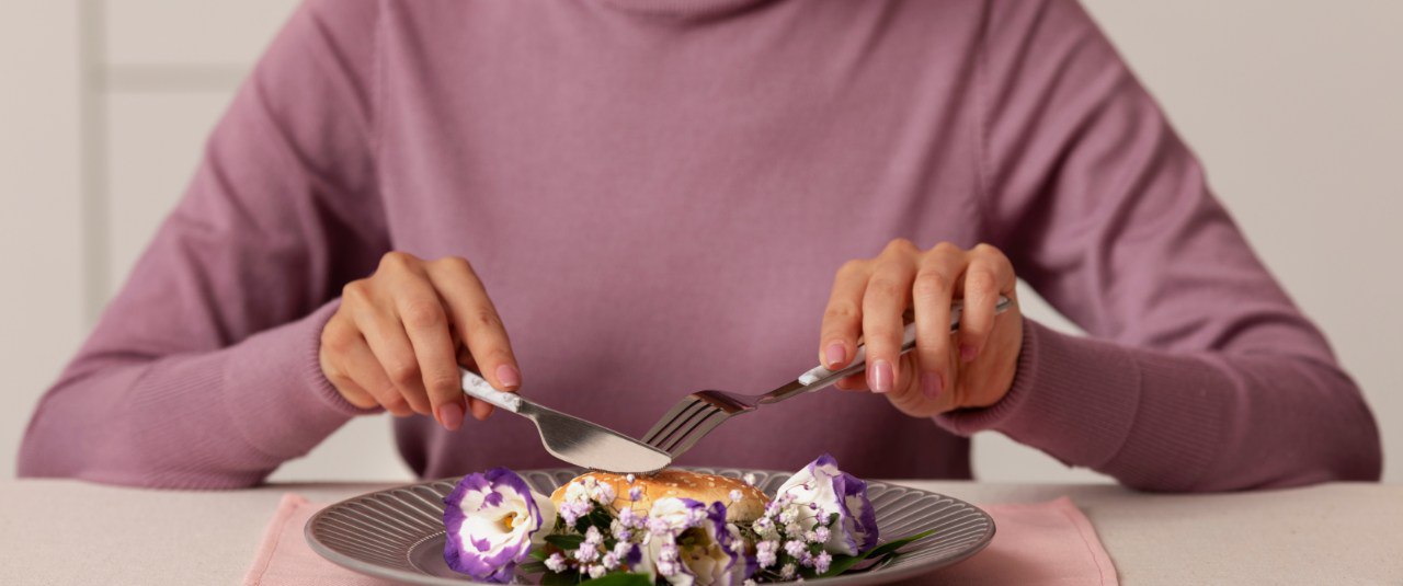 Женщина ест диетическое блюдо