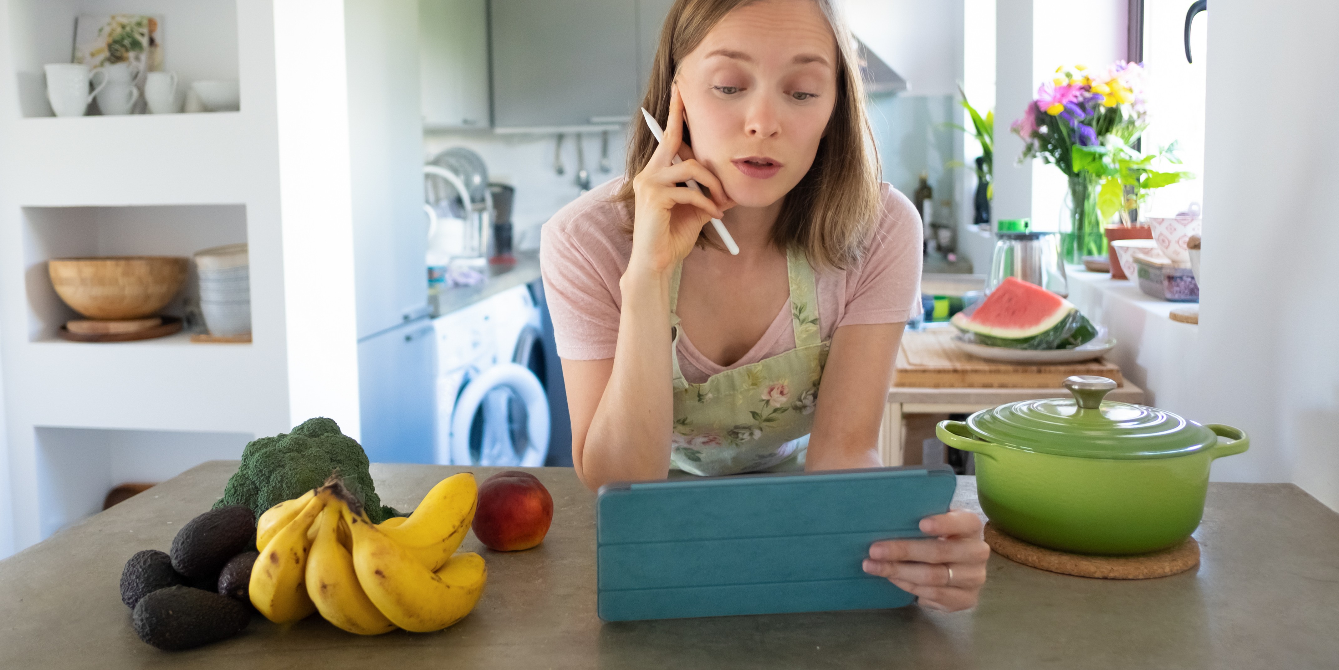 Девушка смотрит рецепт правильного питания