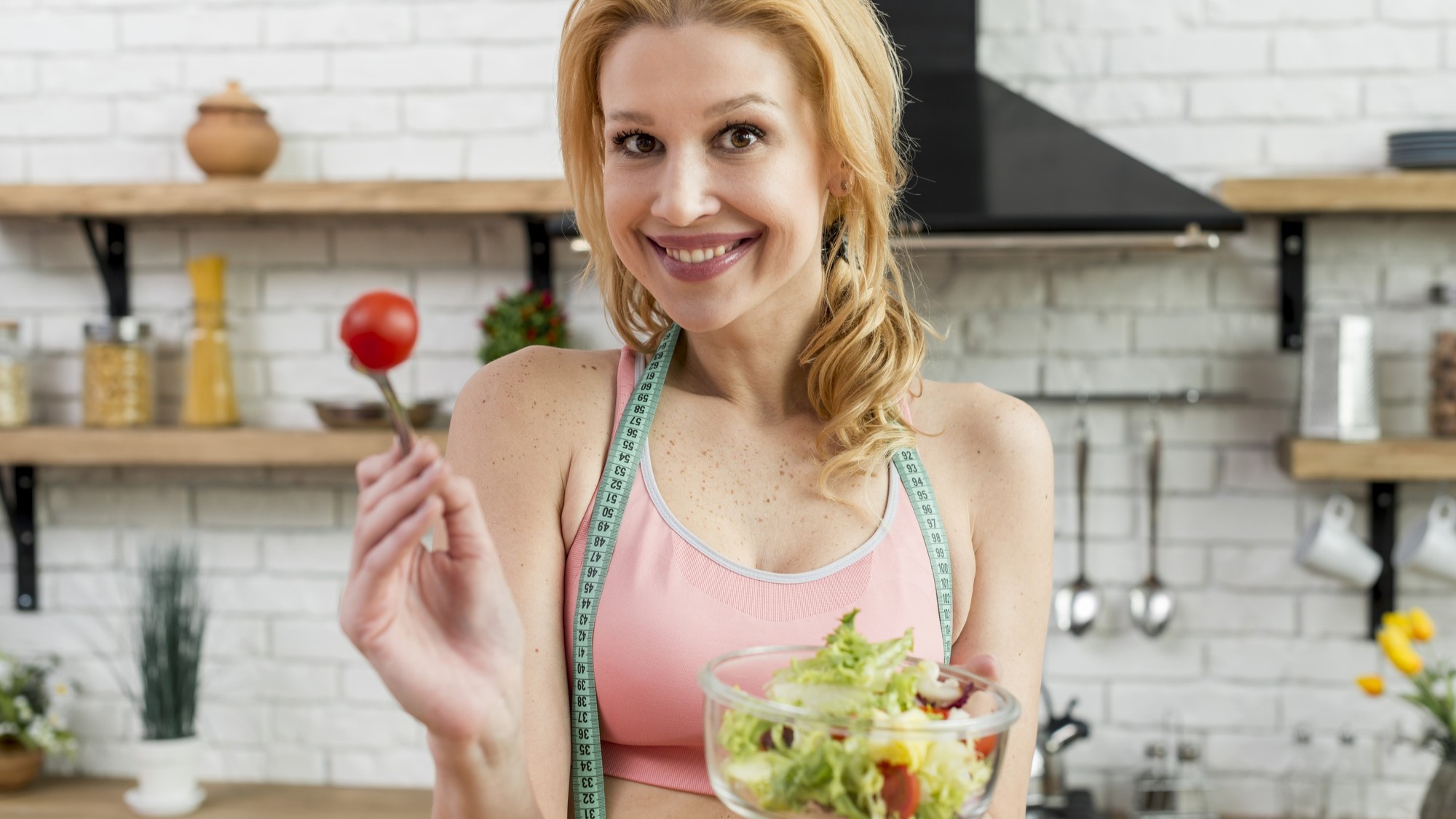 Красивая женщина ест диетический салатик