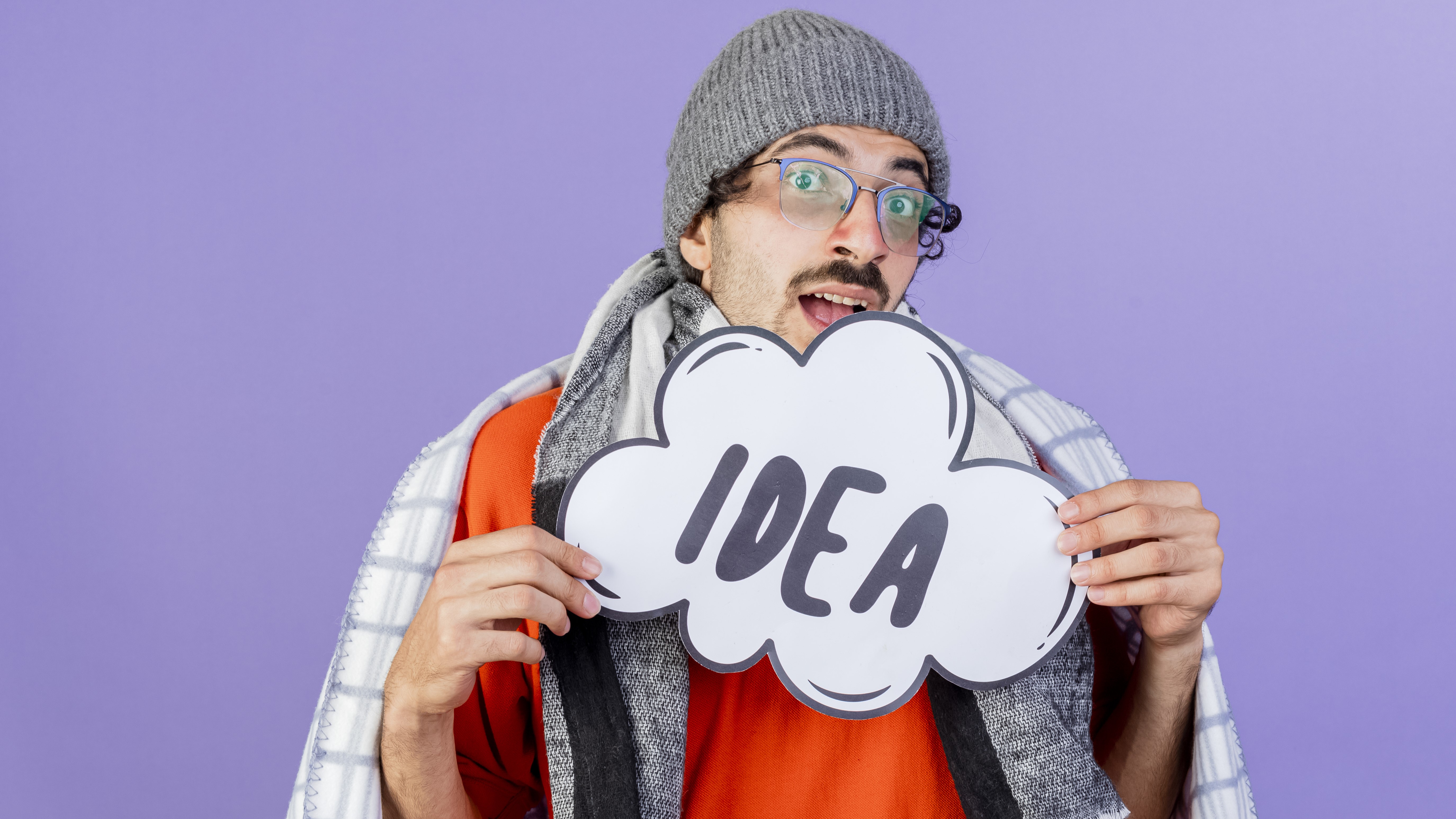 Креативный мужчина с надписью идея