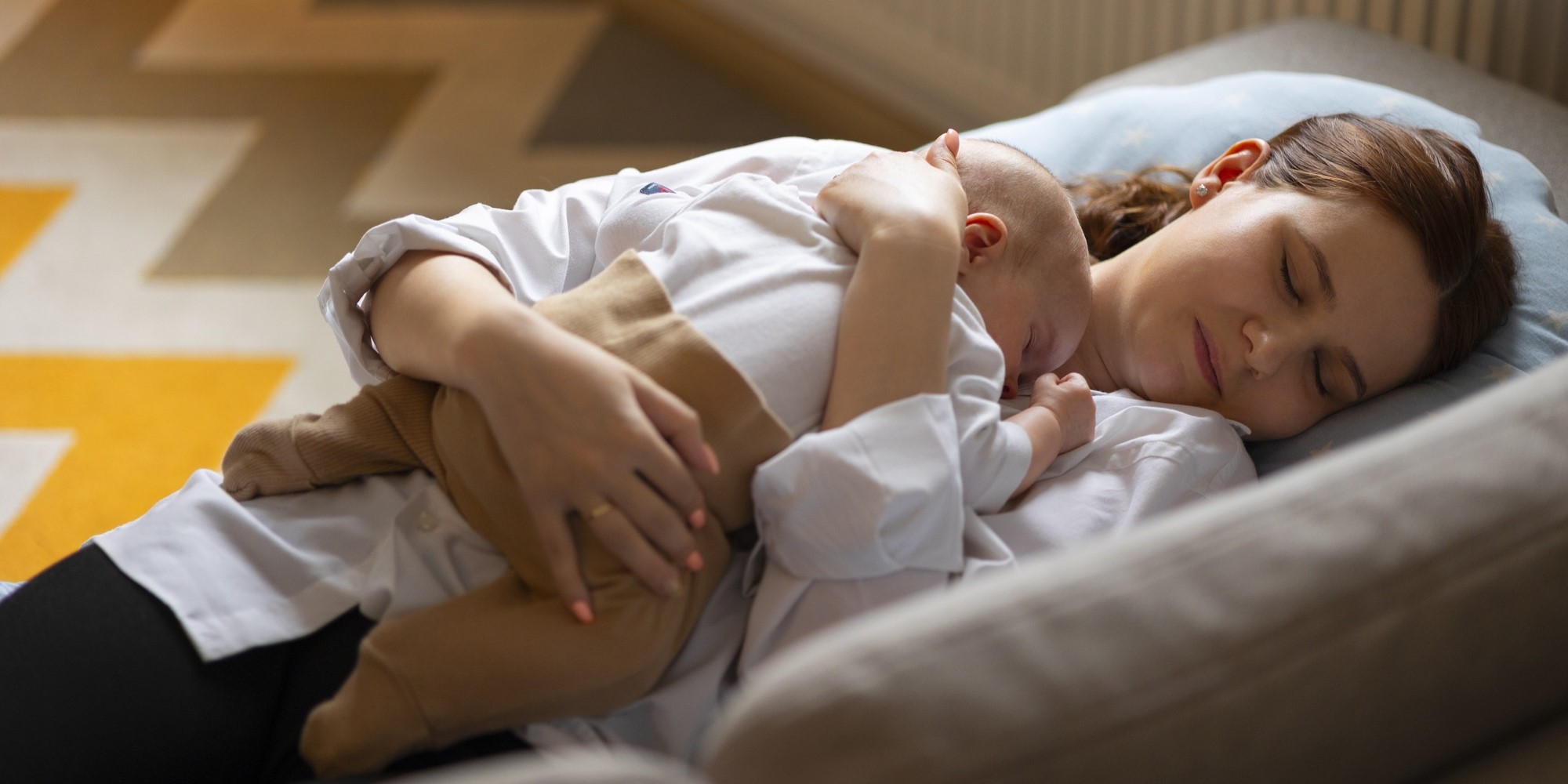 Мама спит с малышом