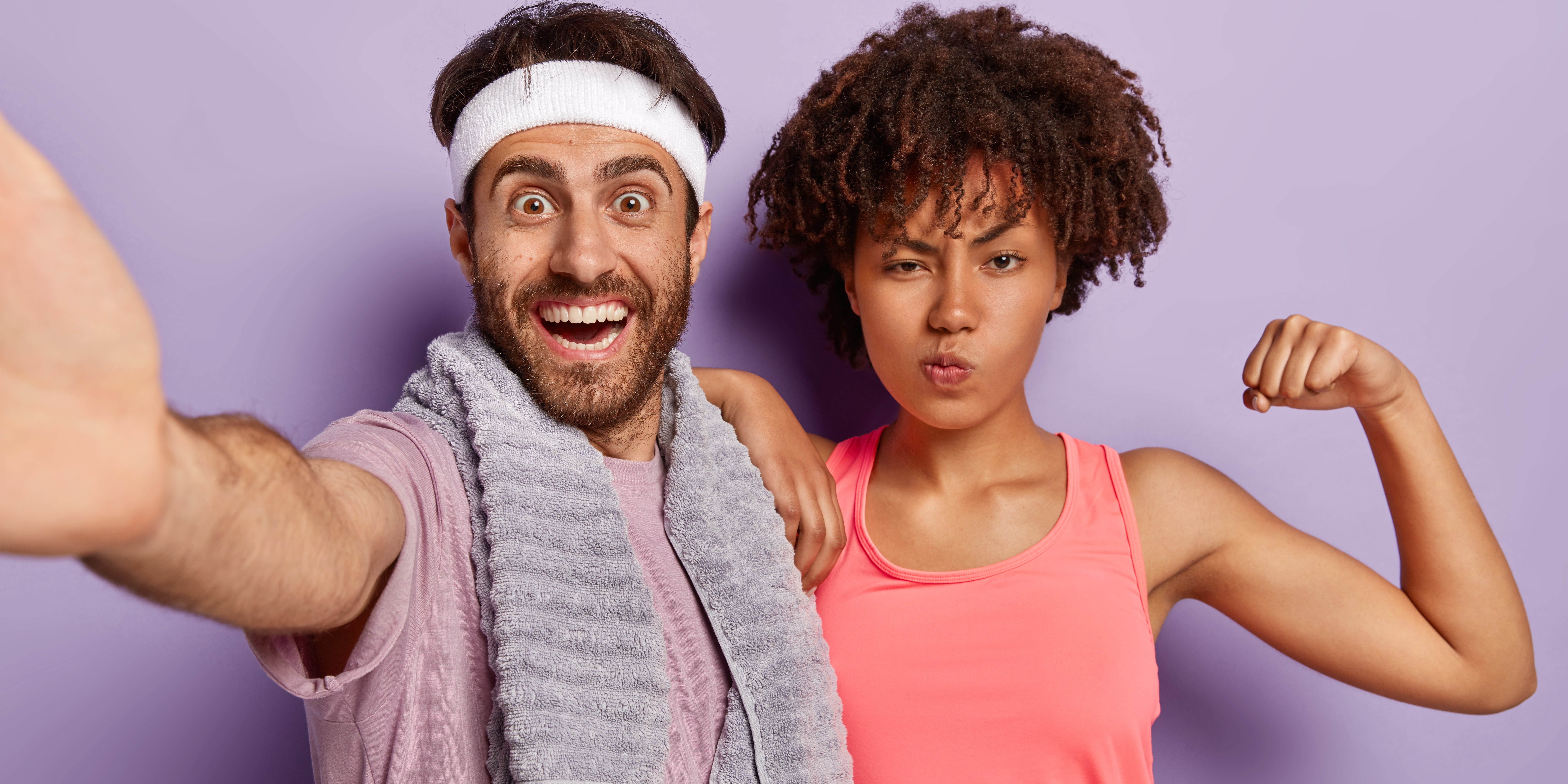 Мужчина и девушка радуються после занятий спортом