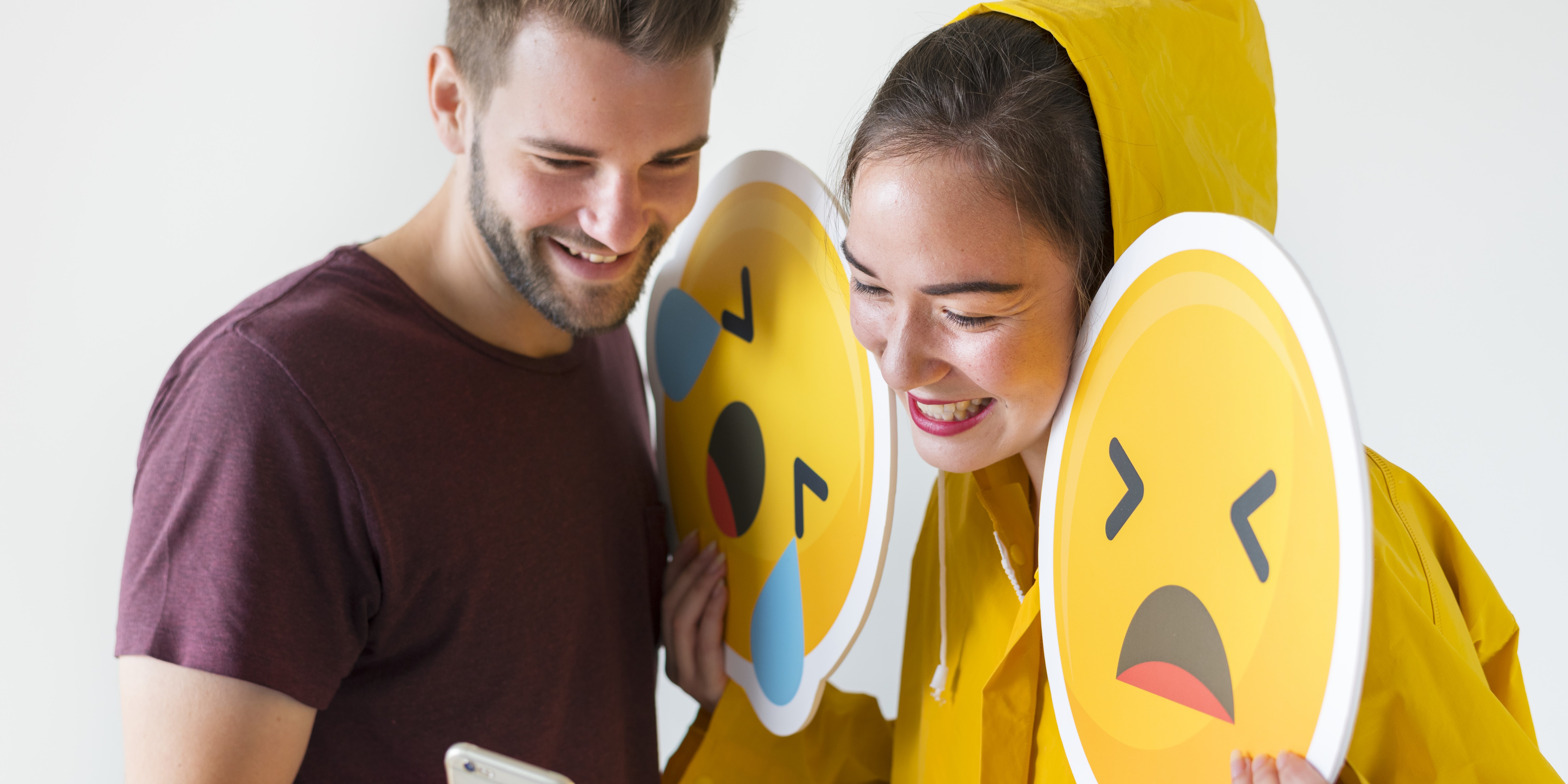 Мужчина и женщина снимают стресс с помощью эмодзи