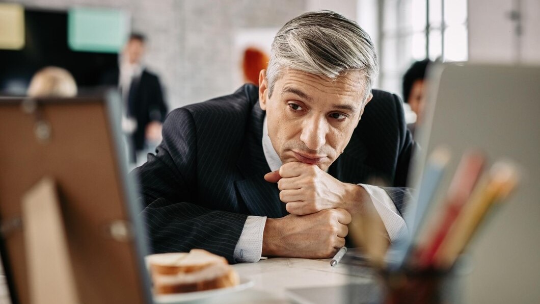 Мужчина работает в оффисе