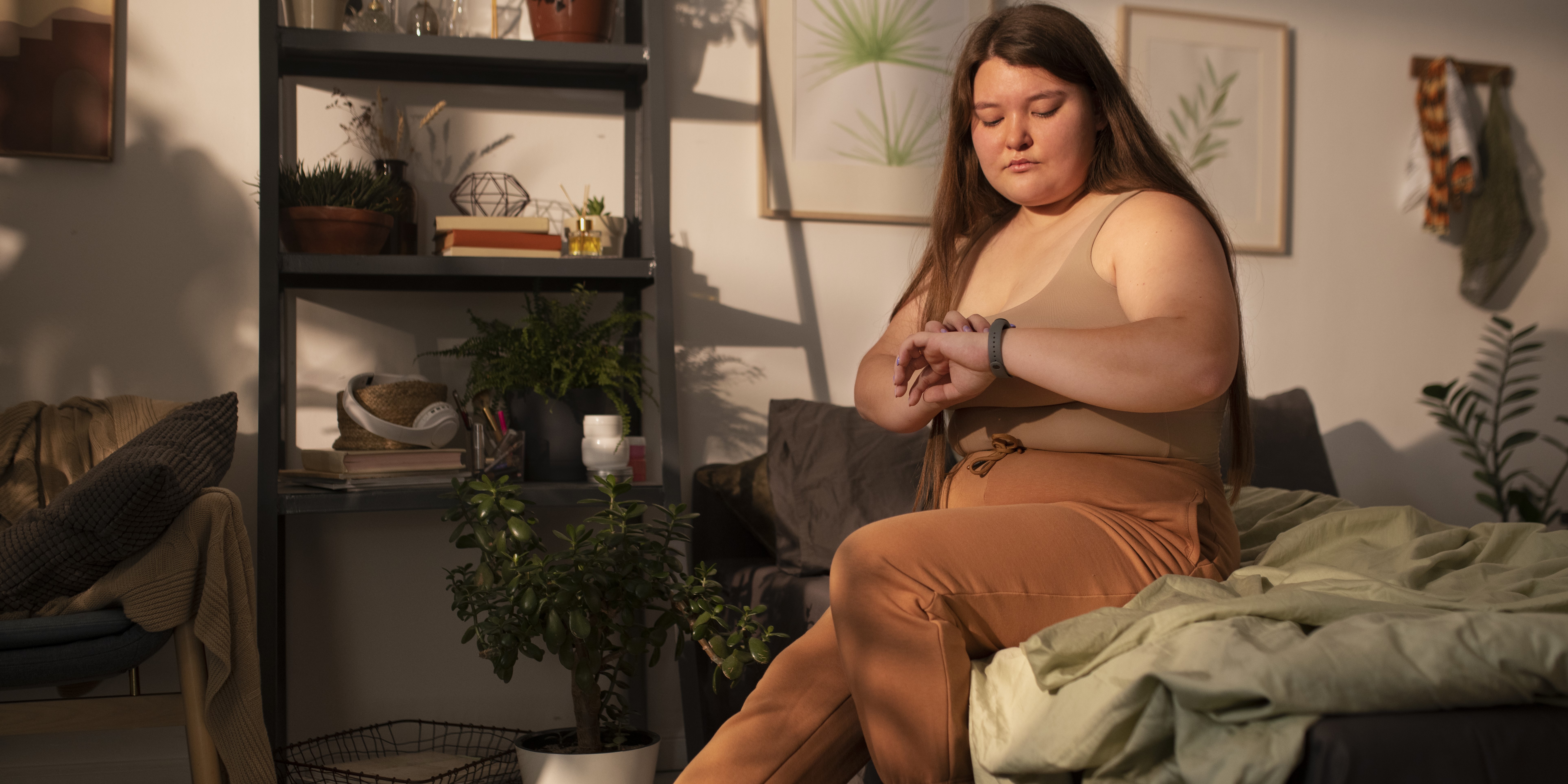 Полная девушка только что проснулась