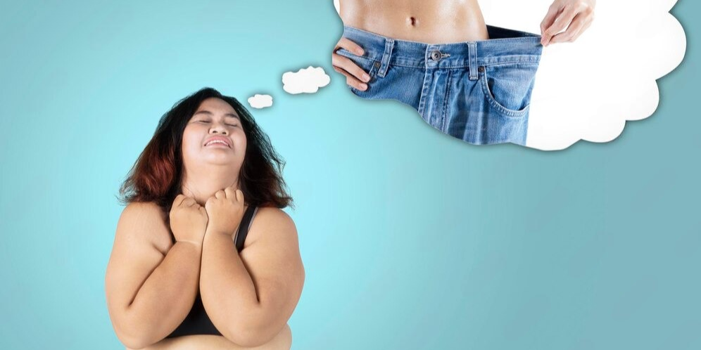 Полная женщина представляет как она влезет в старые джинсы
