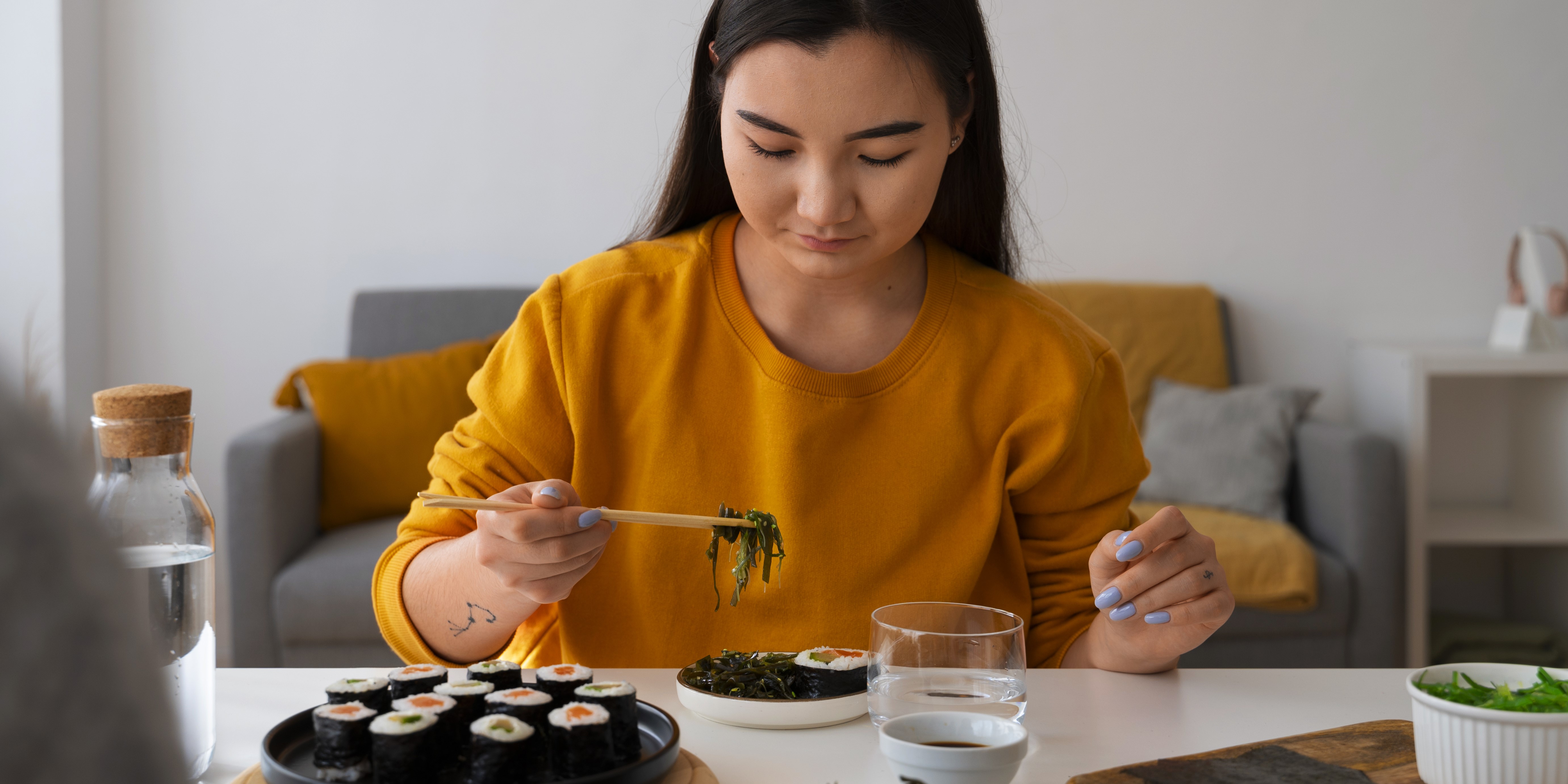 Японская диета девушка кушает роллы