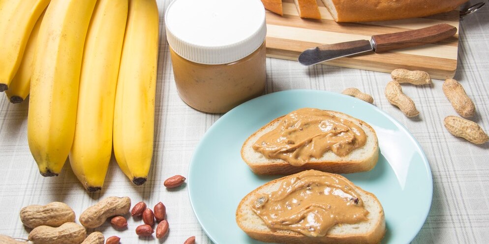 Банан и арахис тост
