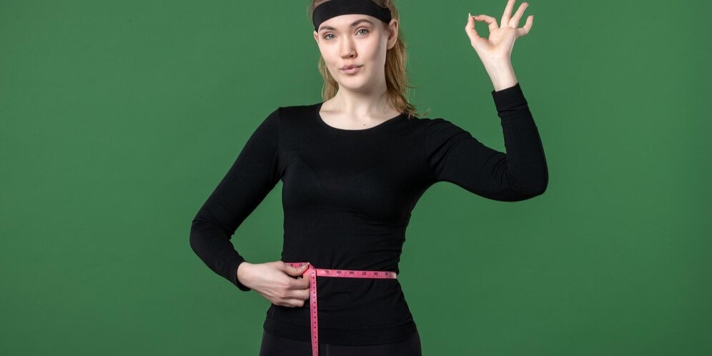 Девушка показывает отличную форму