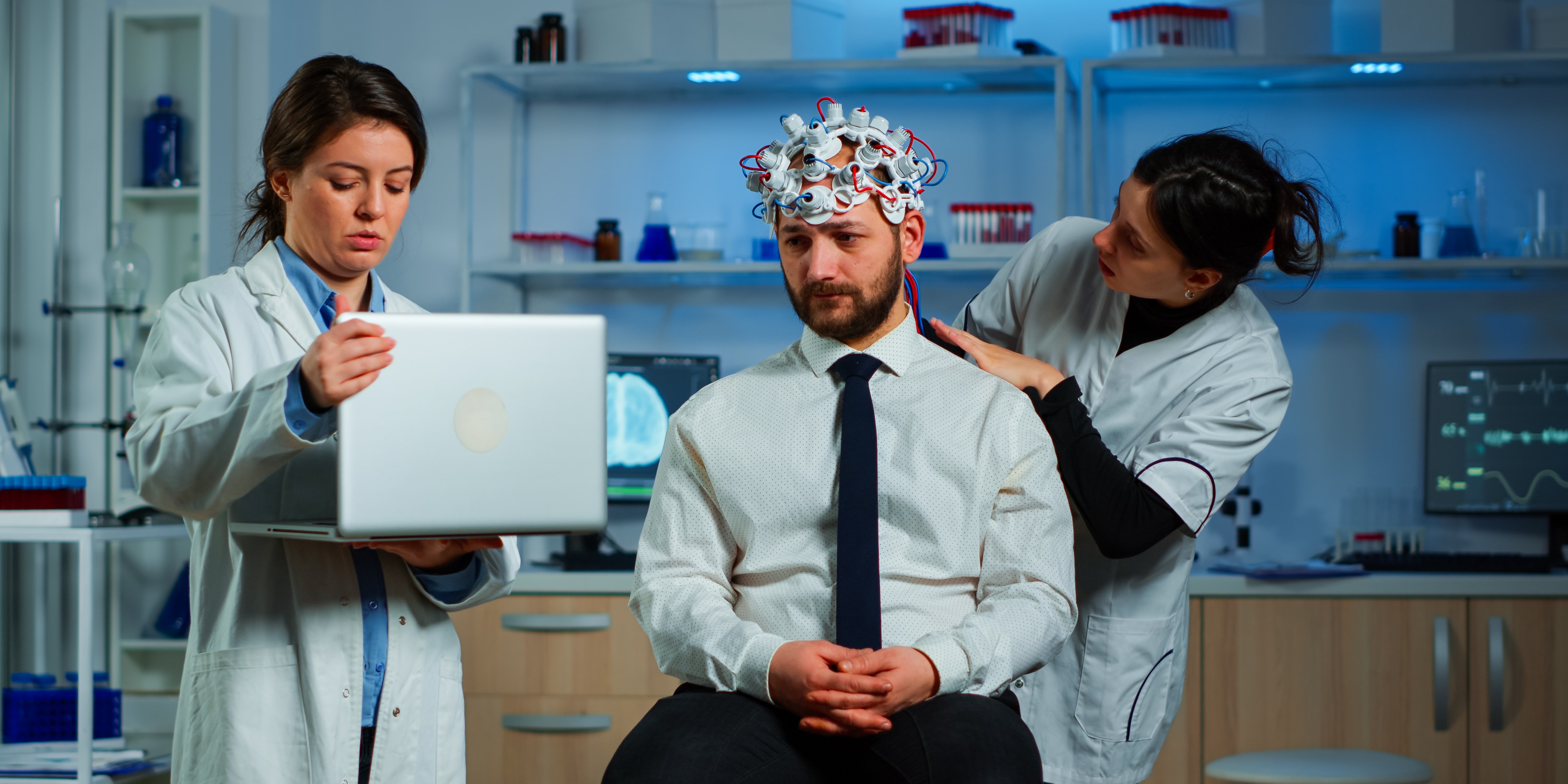 Доктора проверяют активность мозга у мужчины