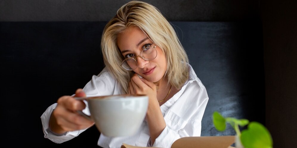Молодая женщина с чашкой кофе