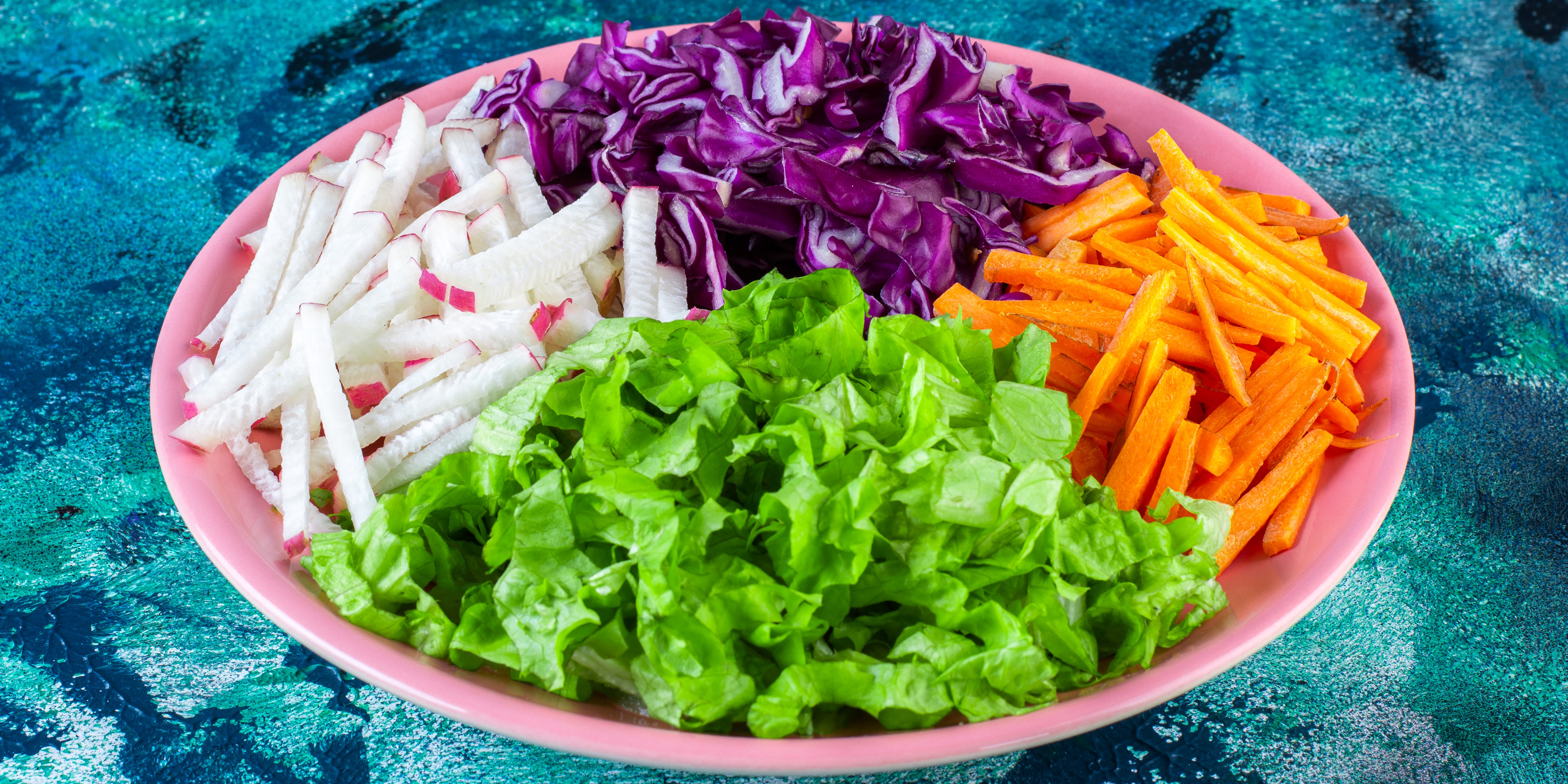 Нарезанные овощи в тарелке