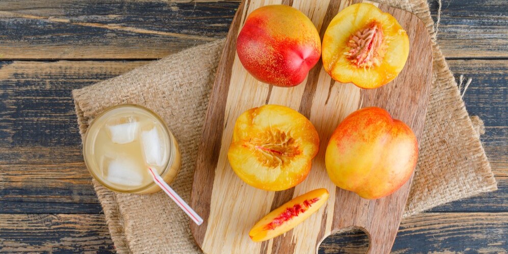 Нектарины с разделочной доской