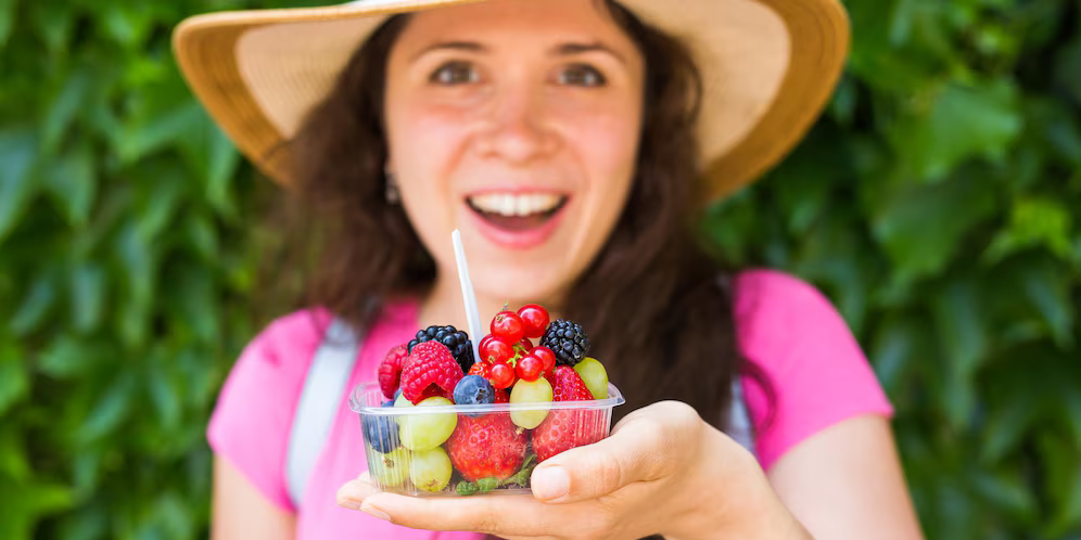 улыбающаяся женщина с фруктами
