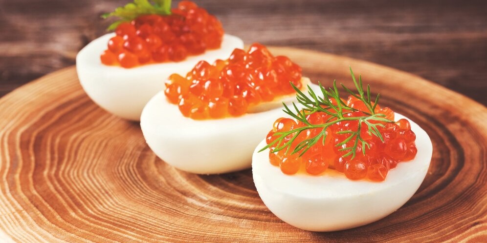 Варёные яйца с красной икрой