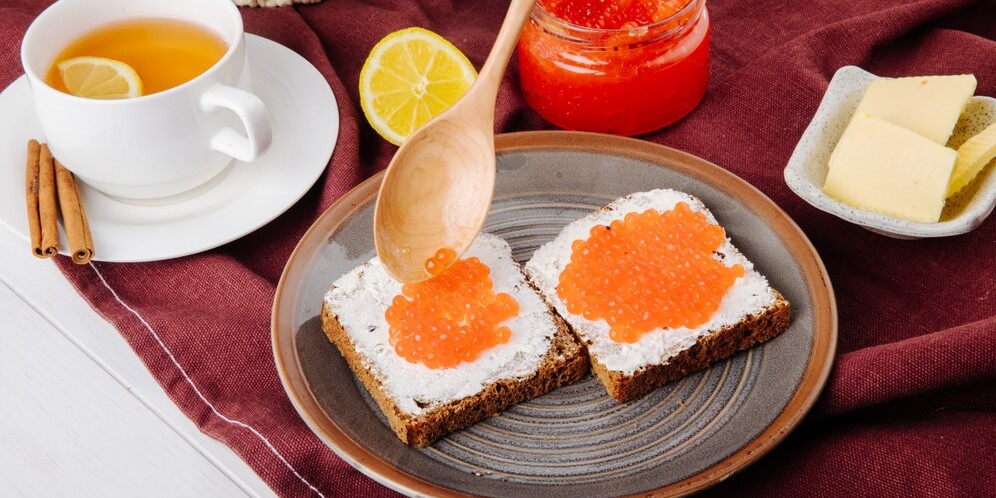 Вид сбоку красная икра тост ржаной хлеб с творогом красная икра