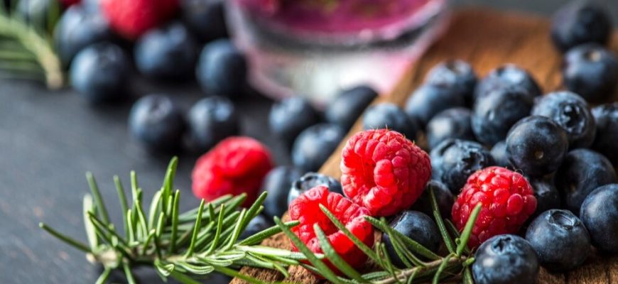 Ягоды и фрукты июля