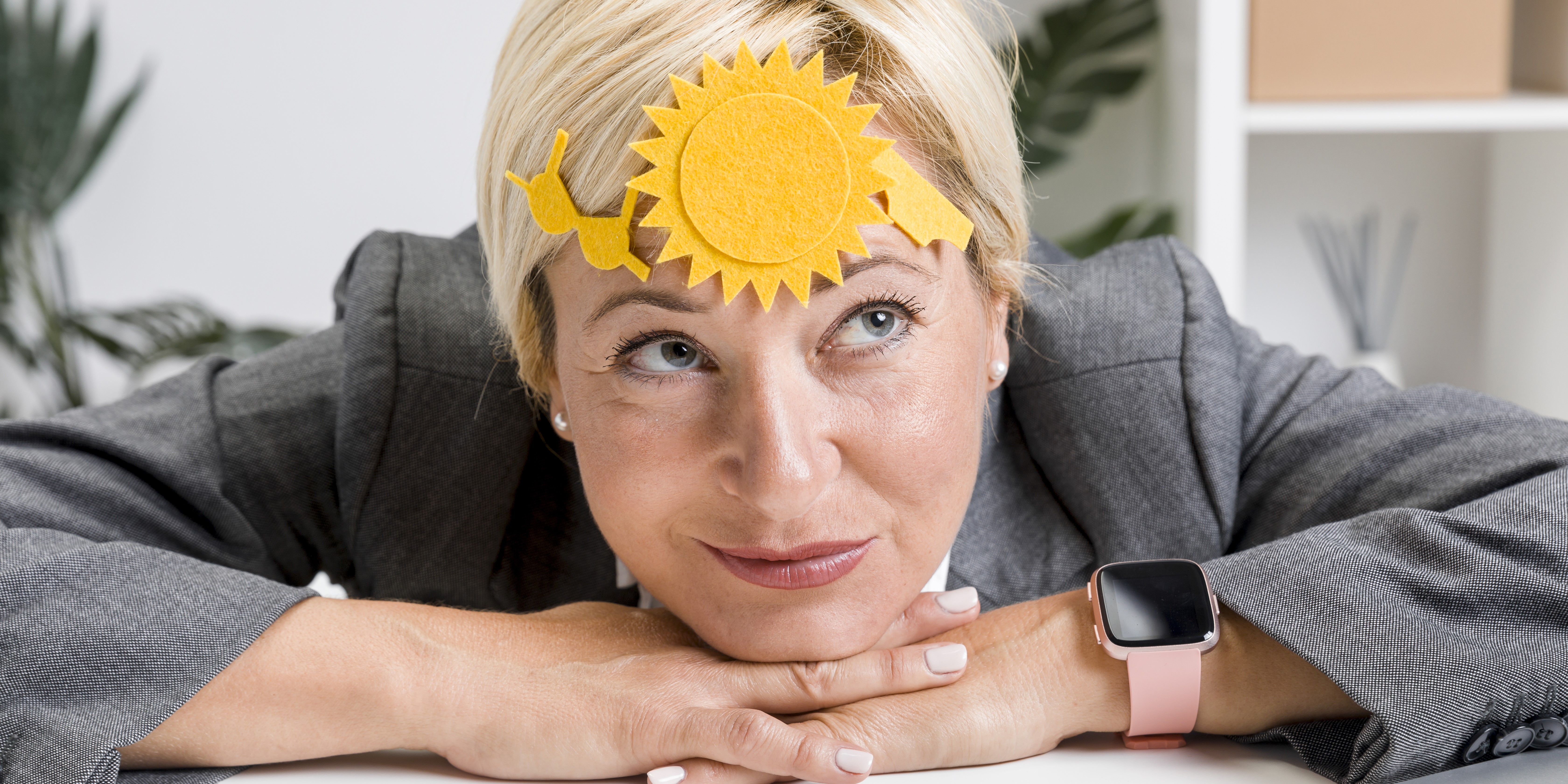 Женщина активно думает