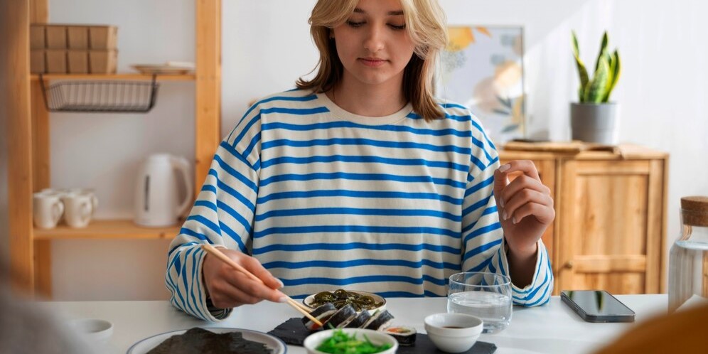 Женщина среднего роста ест дома