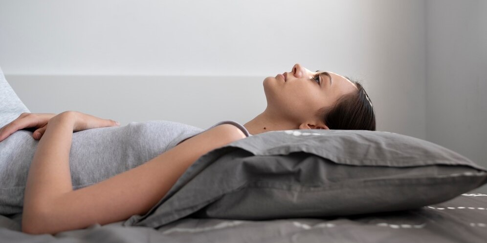 Женщина среднего выстрела, лежащая на подушке