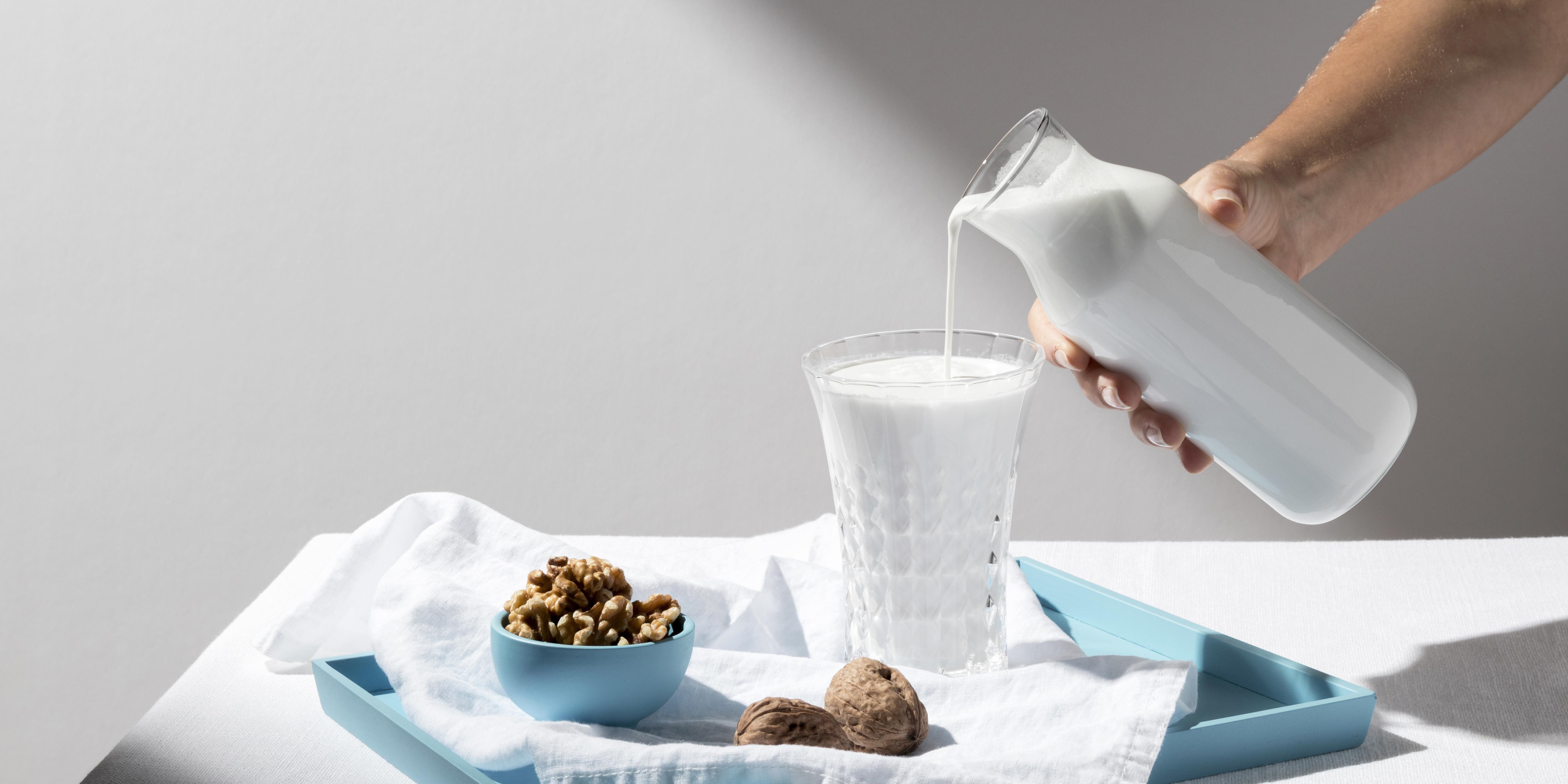 Человек наливает кефир