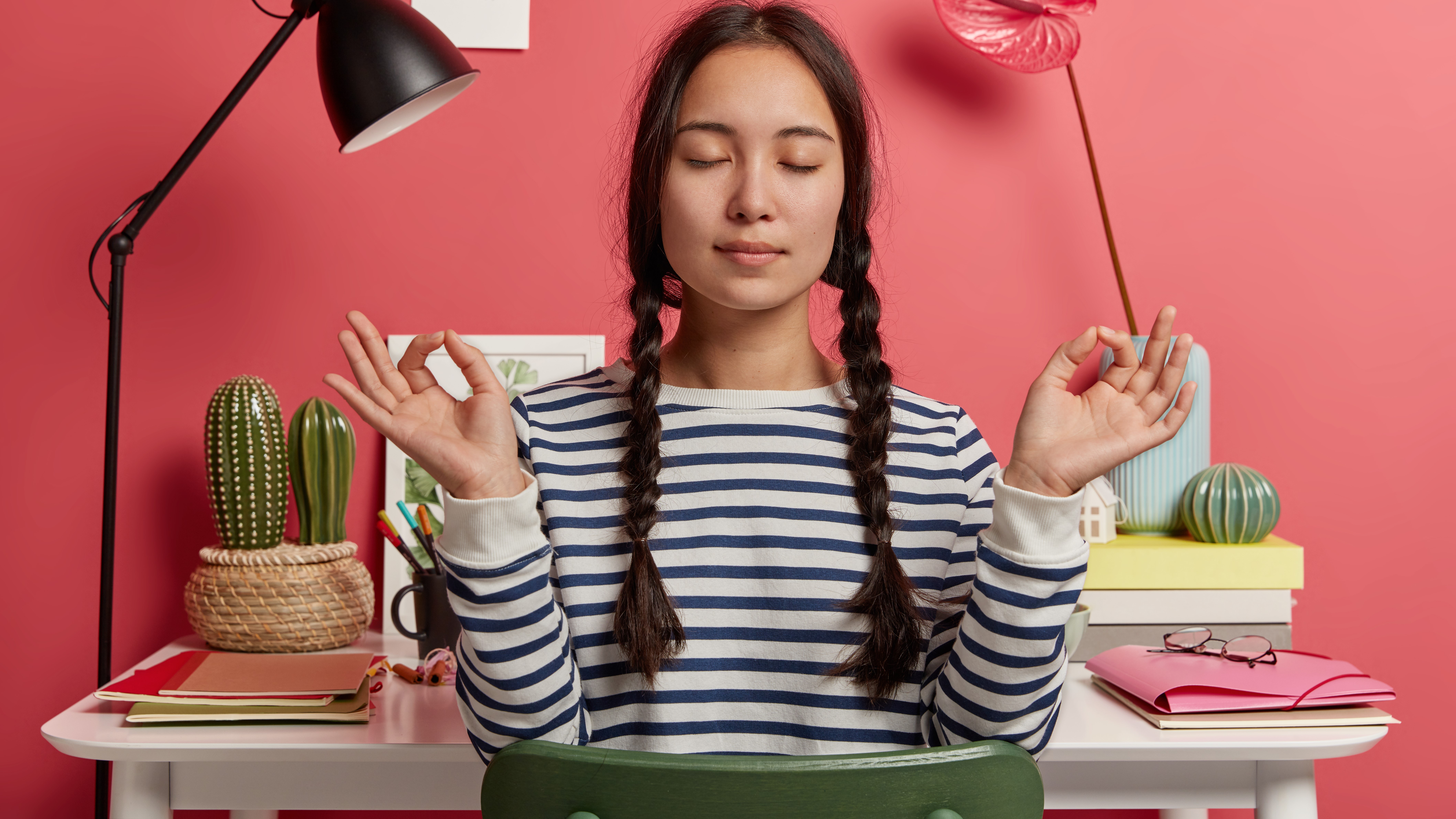 Девушка пытается расслабиться с помощью медитации