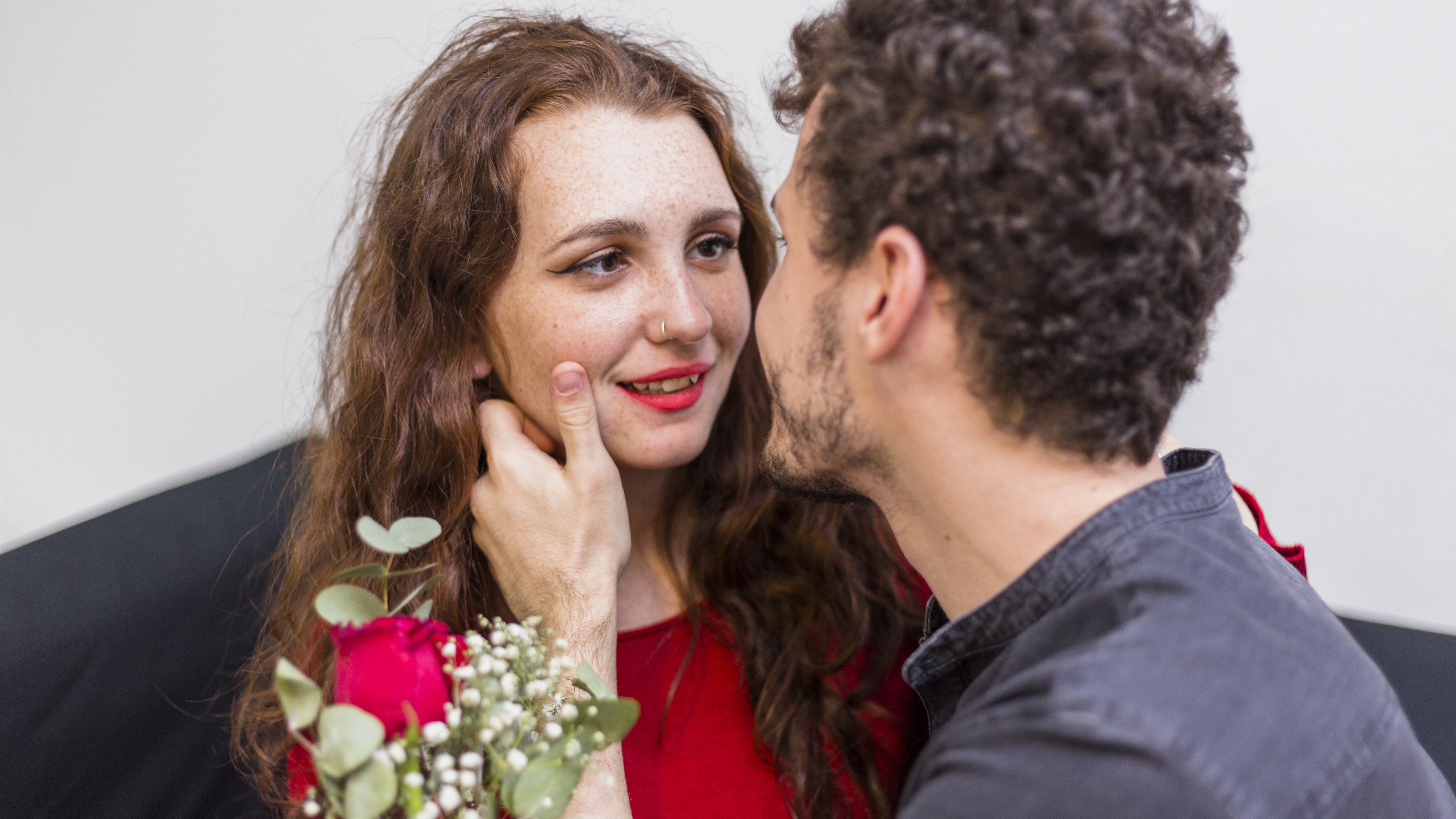 Мужчина уделяет внимание своей любимой девушки