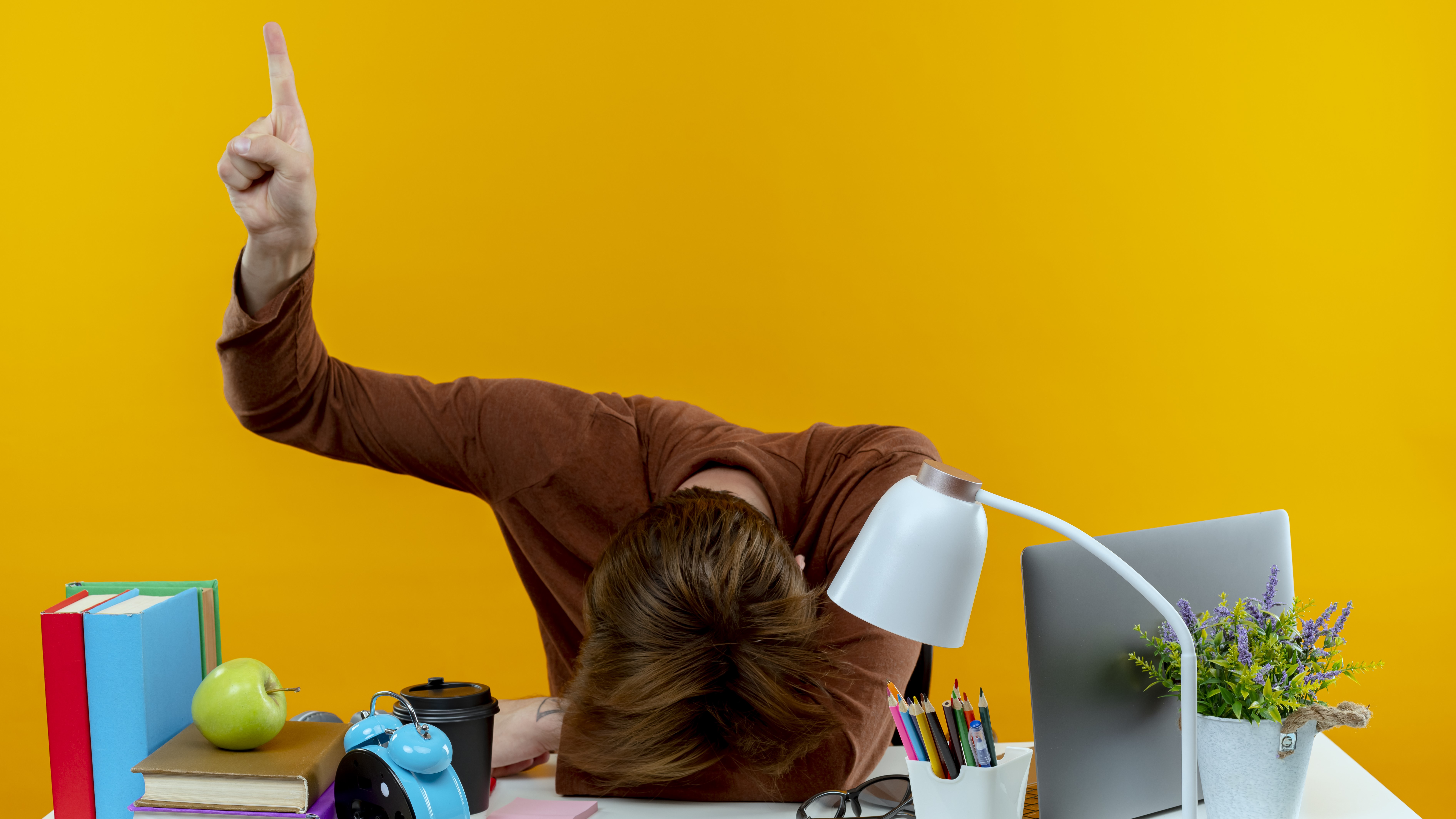 Парень уставший за рабочим столом