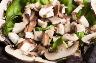 Теплый салат с грибами и шпинатом