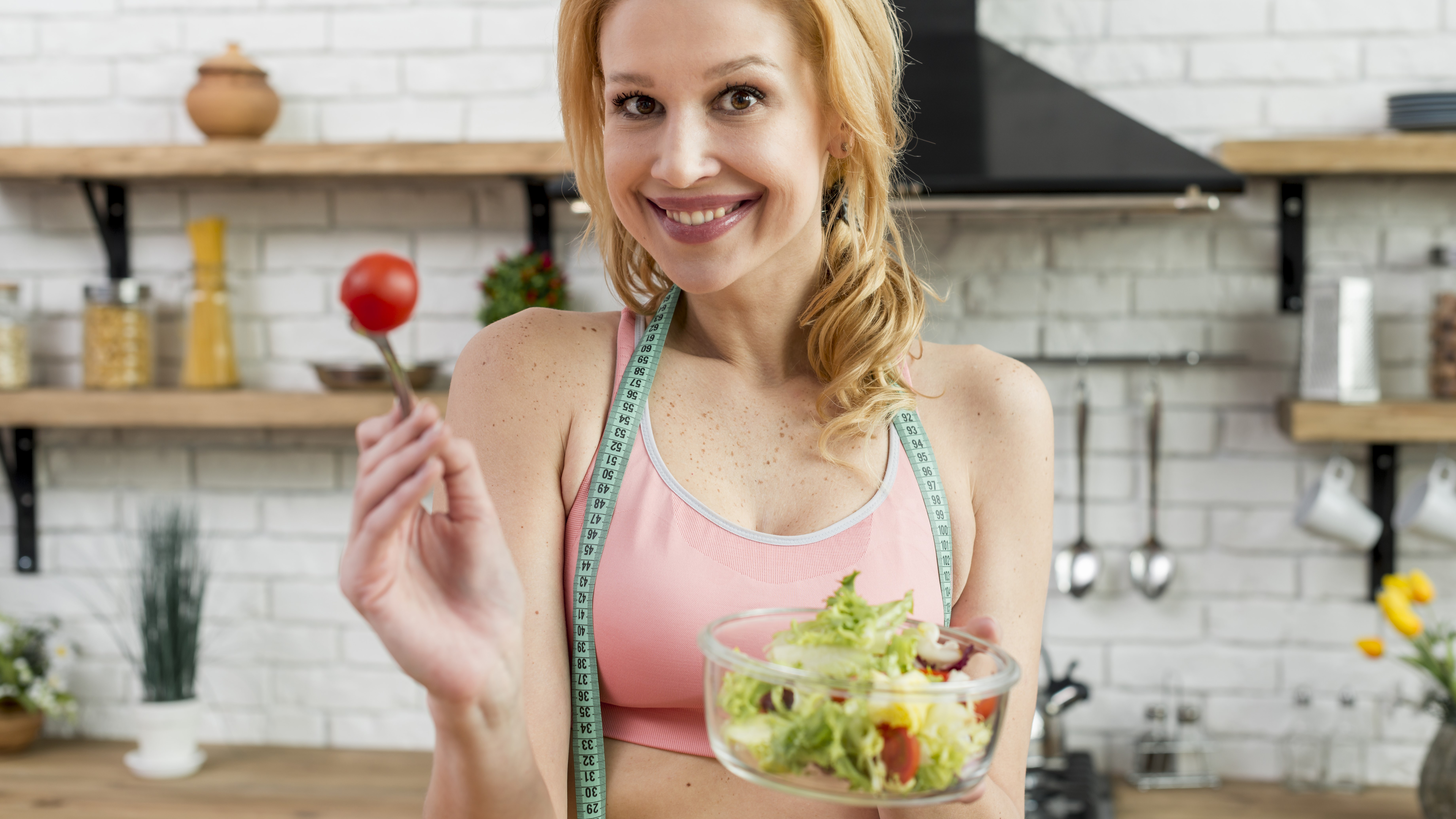 Женщина 40 лет приготовила салатик