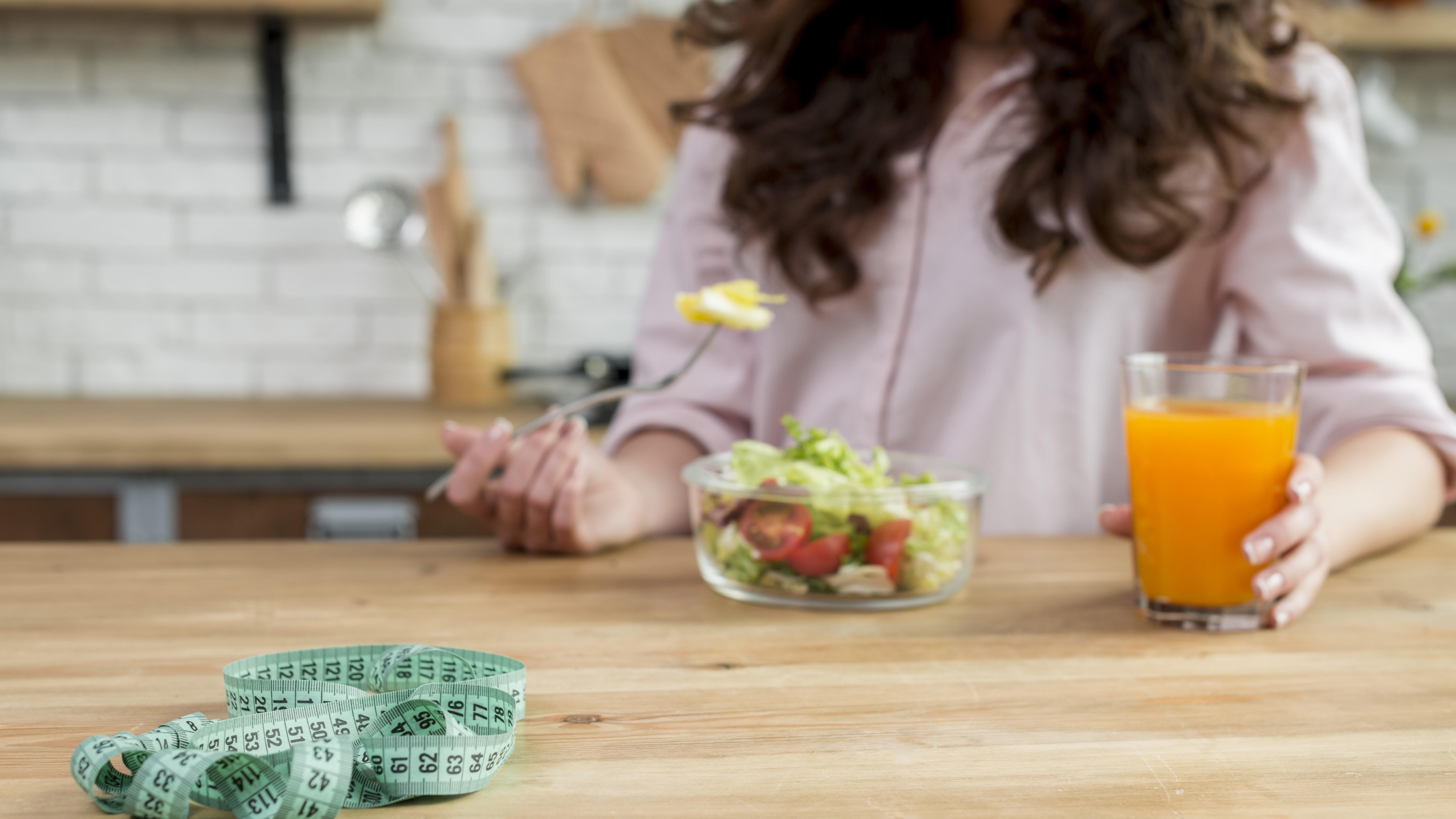 Брюнетка ест диетический салат