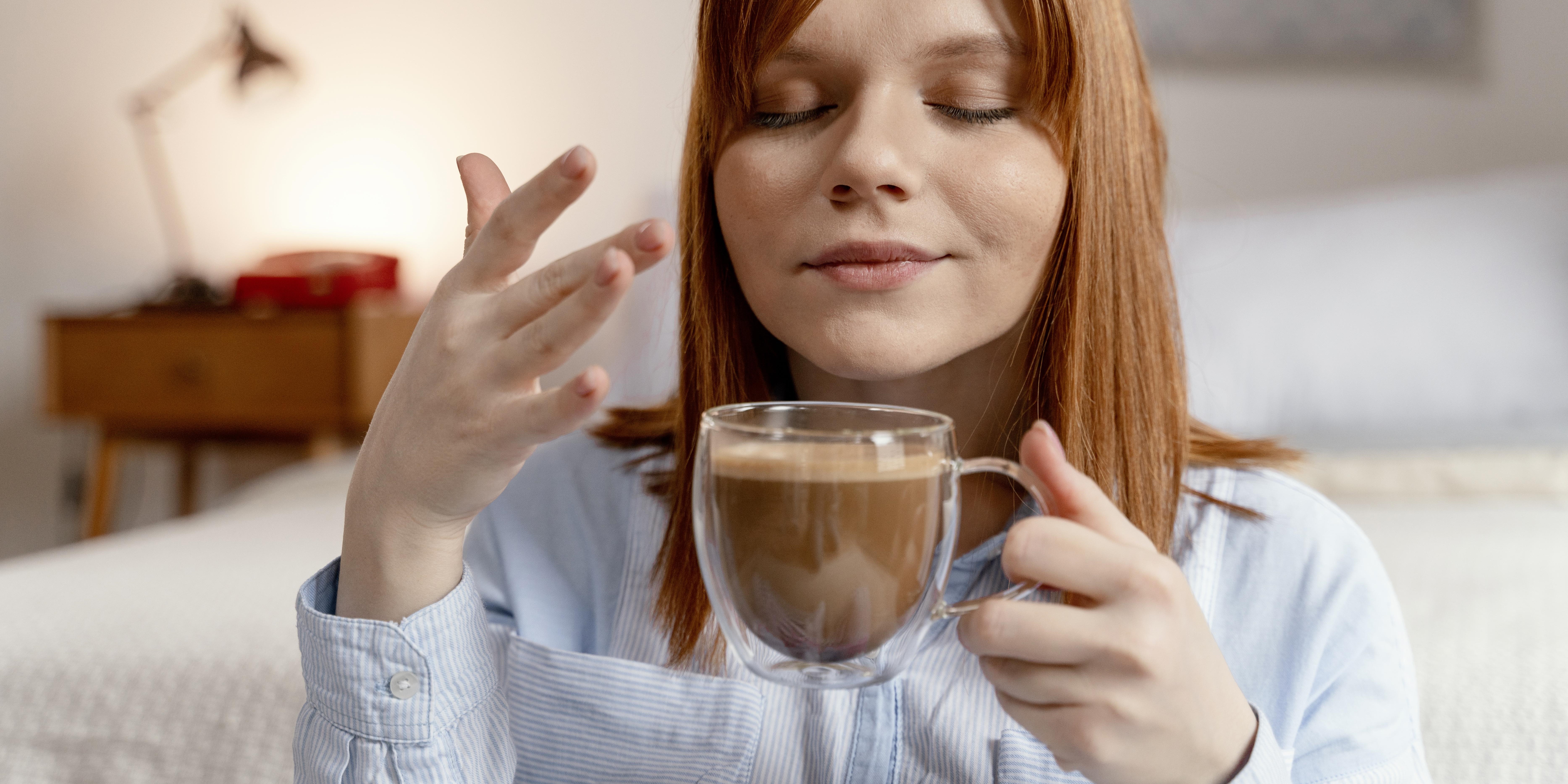 Девушка пьёт кофе
