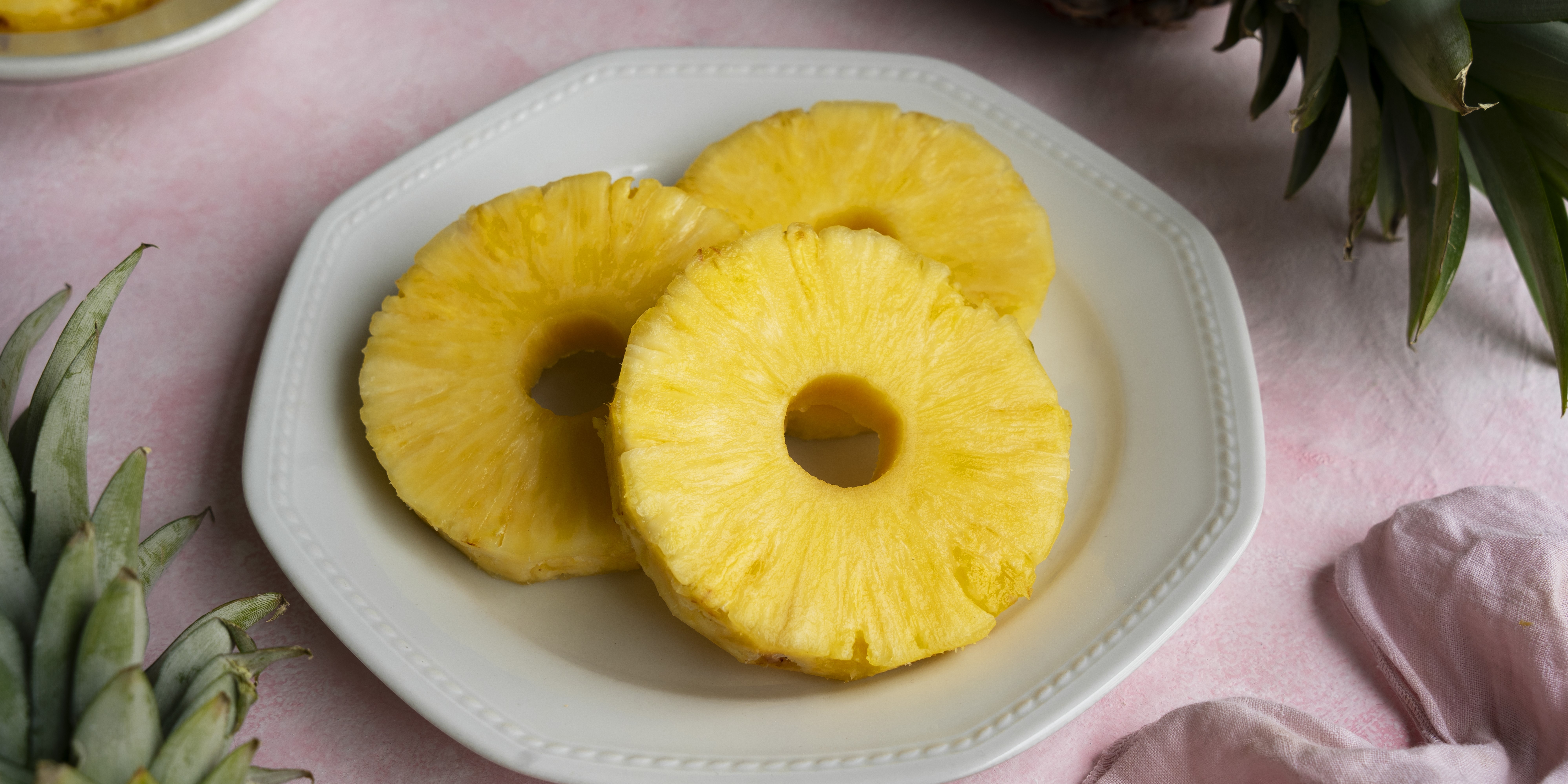 Дольки ананаса на тарелке