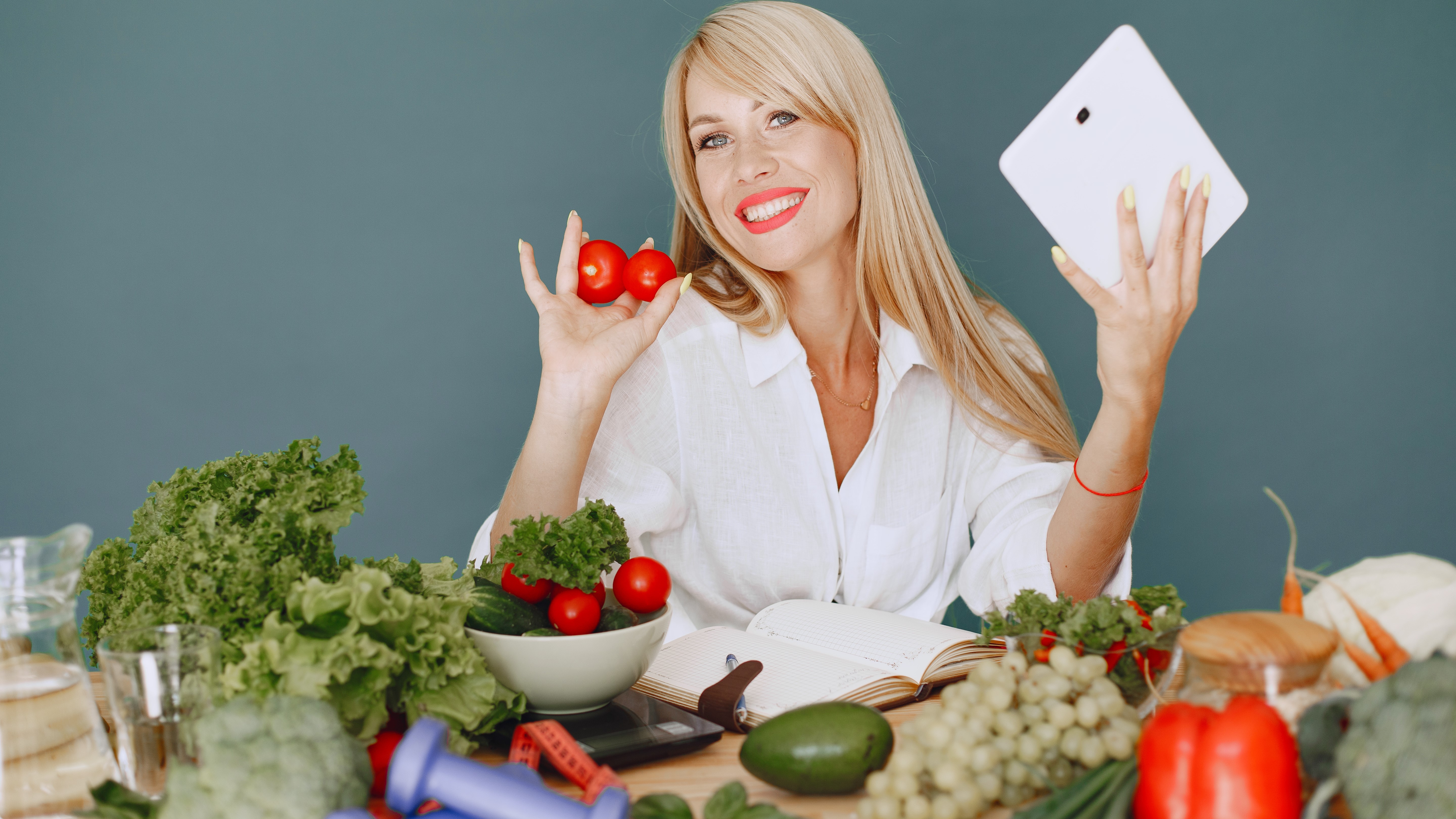 Красивая девушка нутрициолог составляет план питания