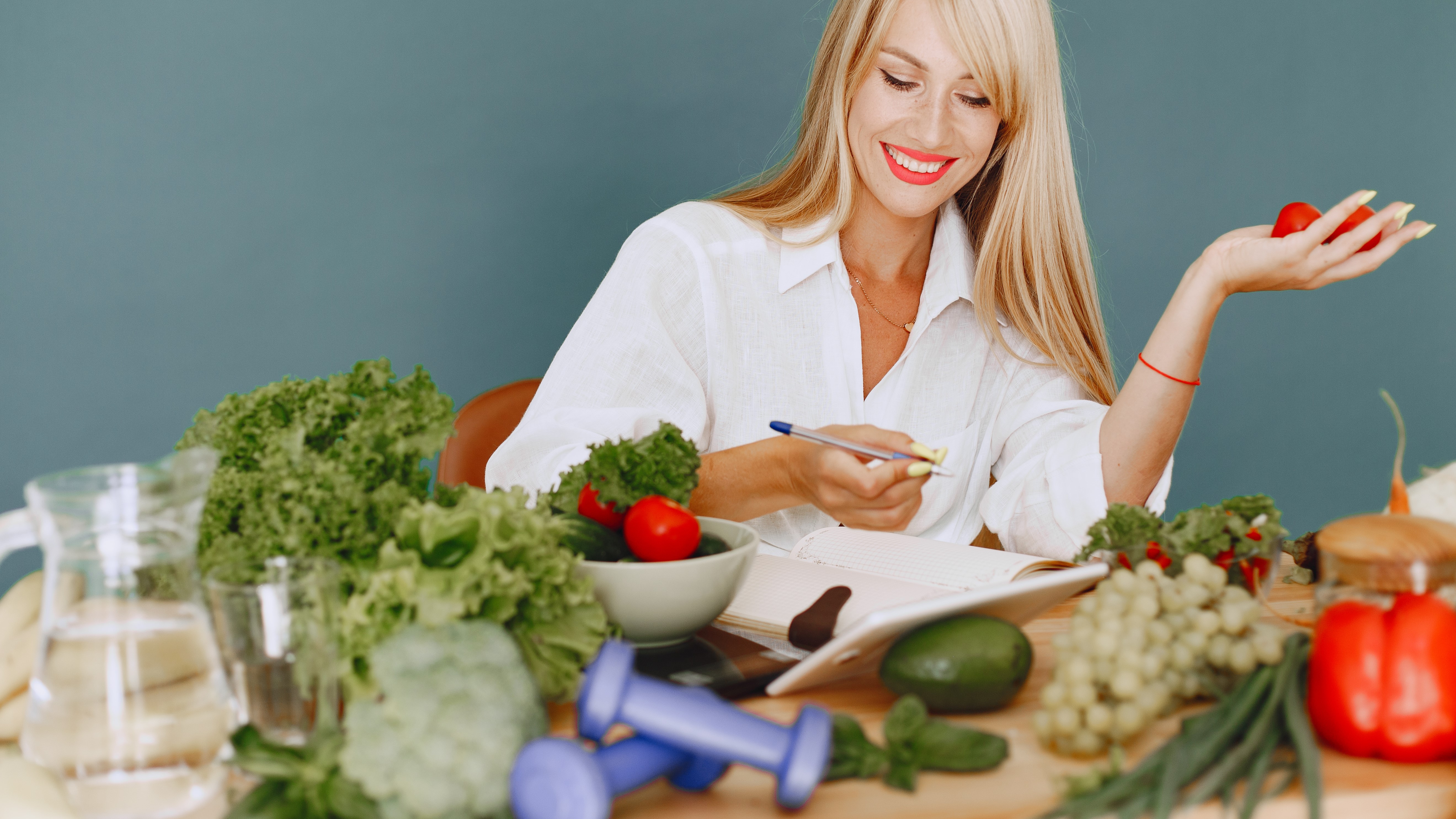 Красивая женщина диетолог составляет план питания
