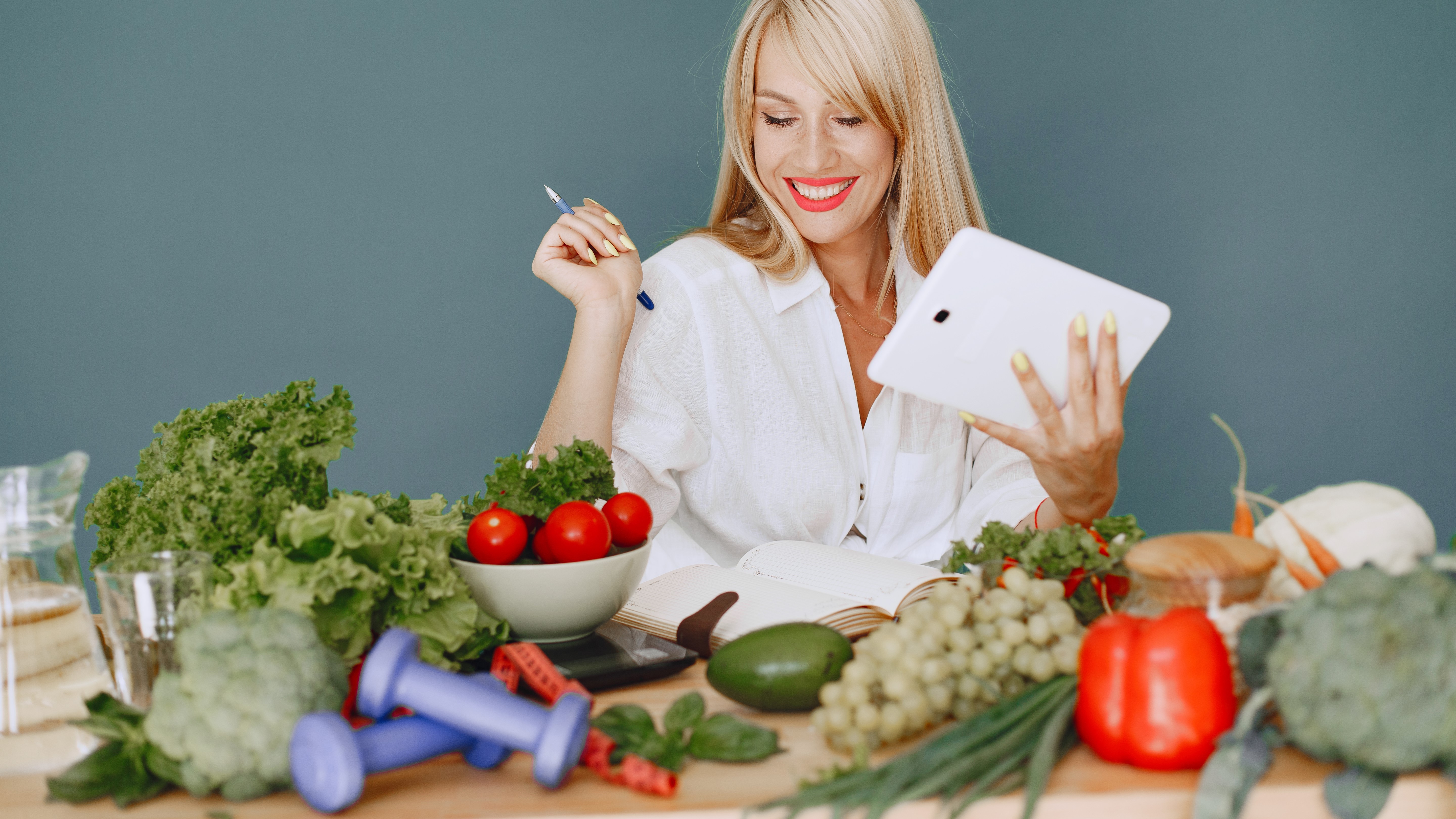 Красивая девушка нутрициолог составляет план питания