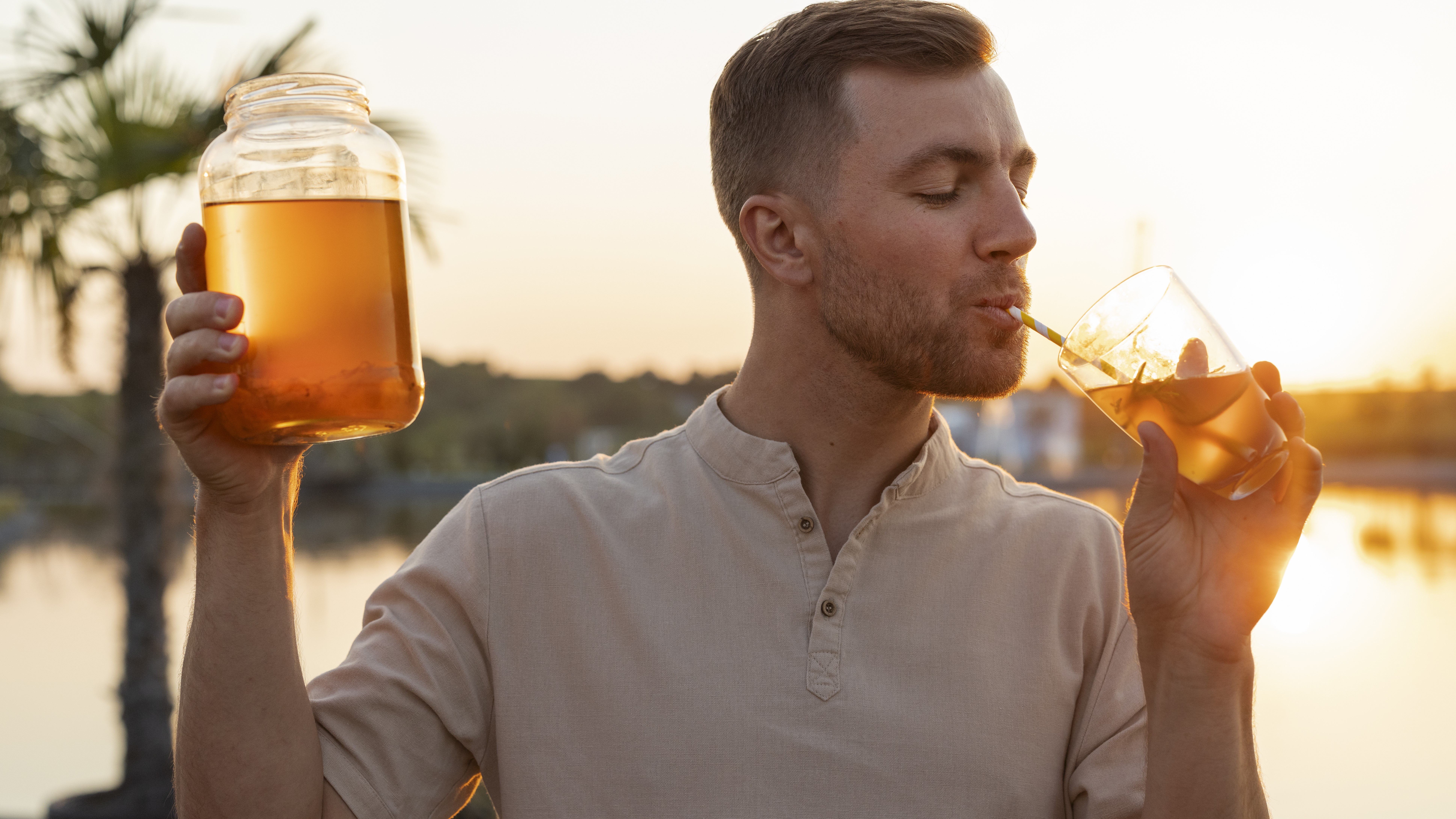 Мужчина пьёт чайный гриб