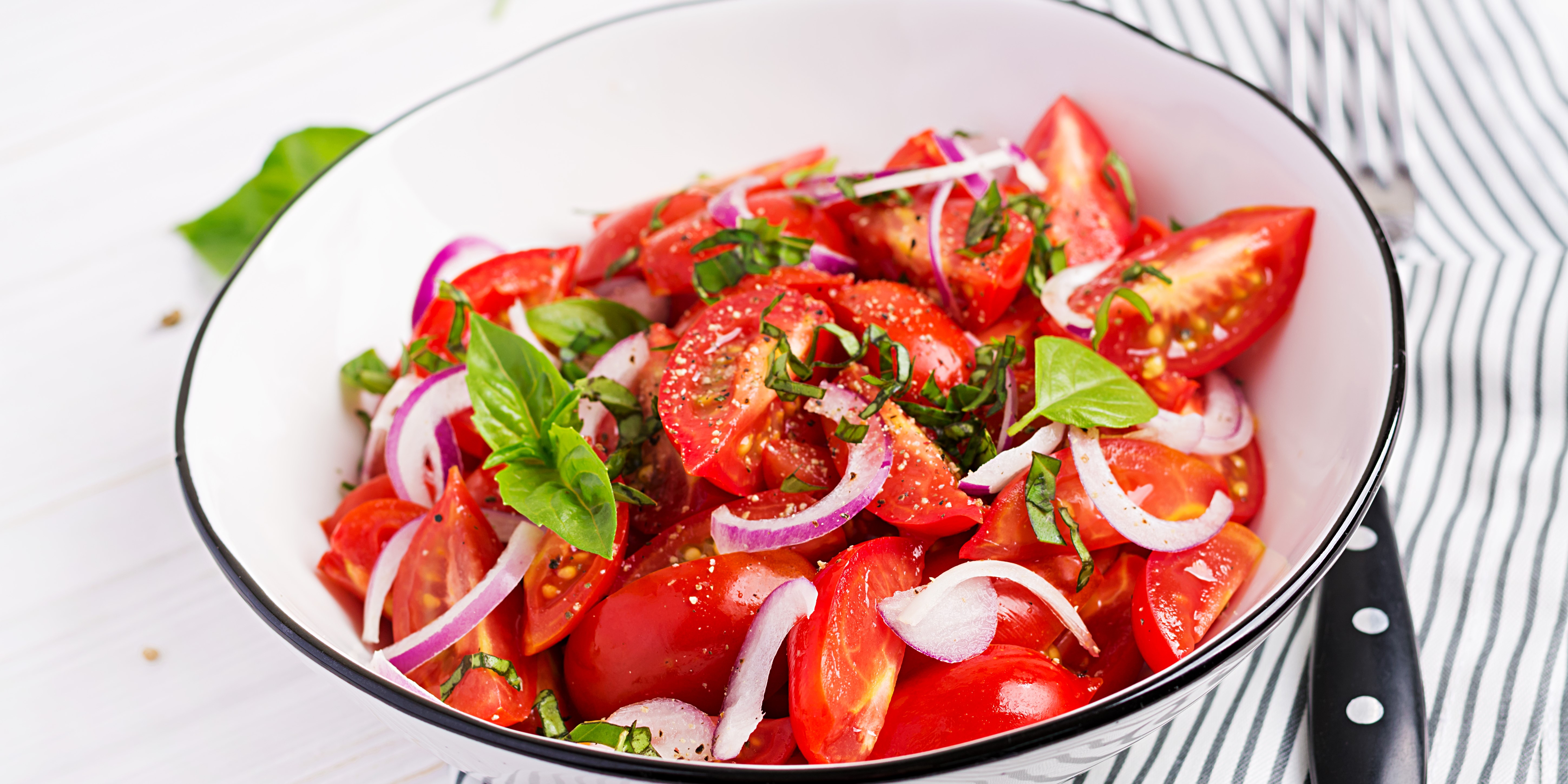 Салат с томатами и луком