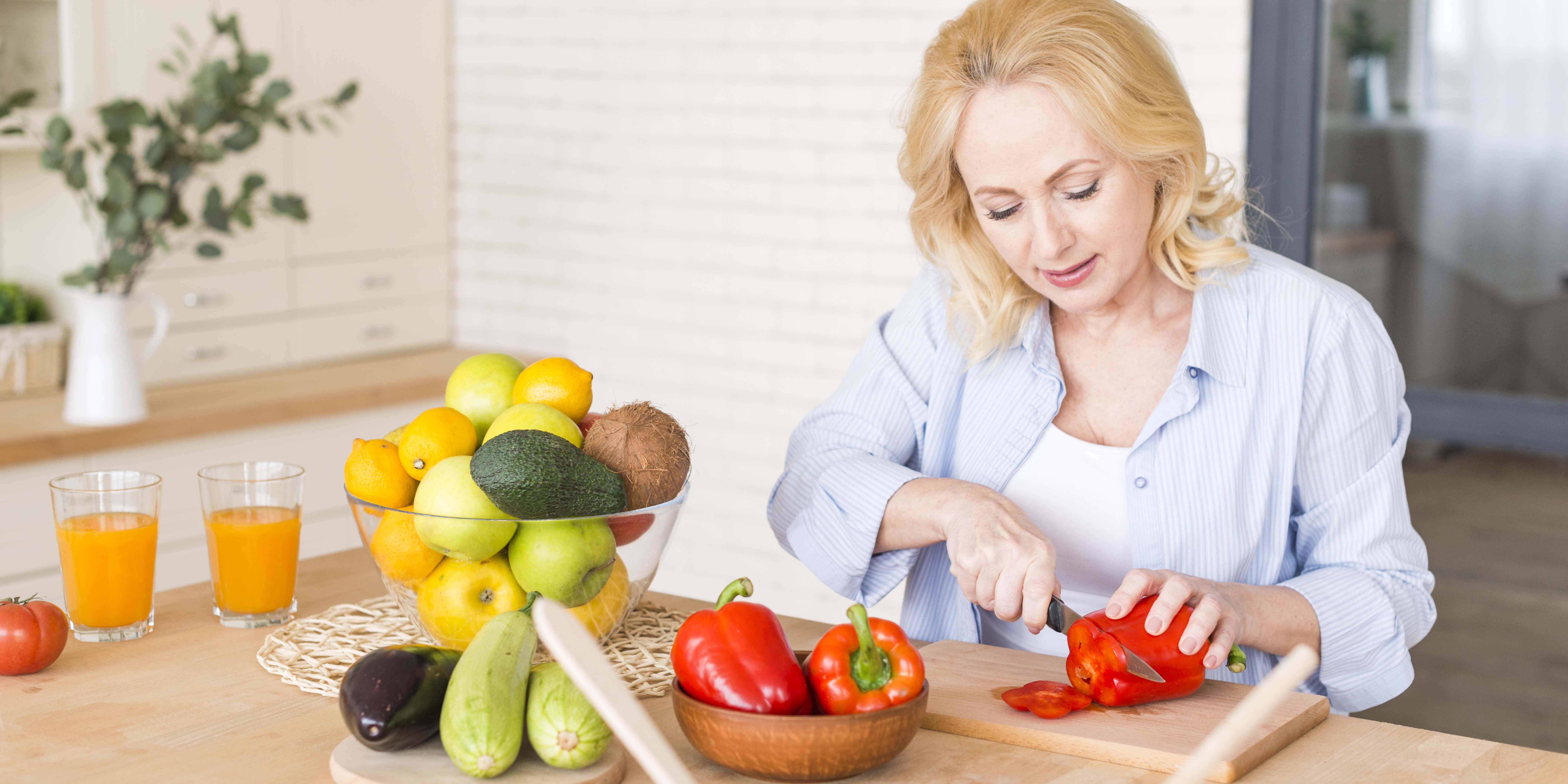 Женщина 45 лет готовит здоровый завтрак