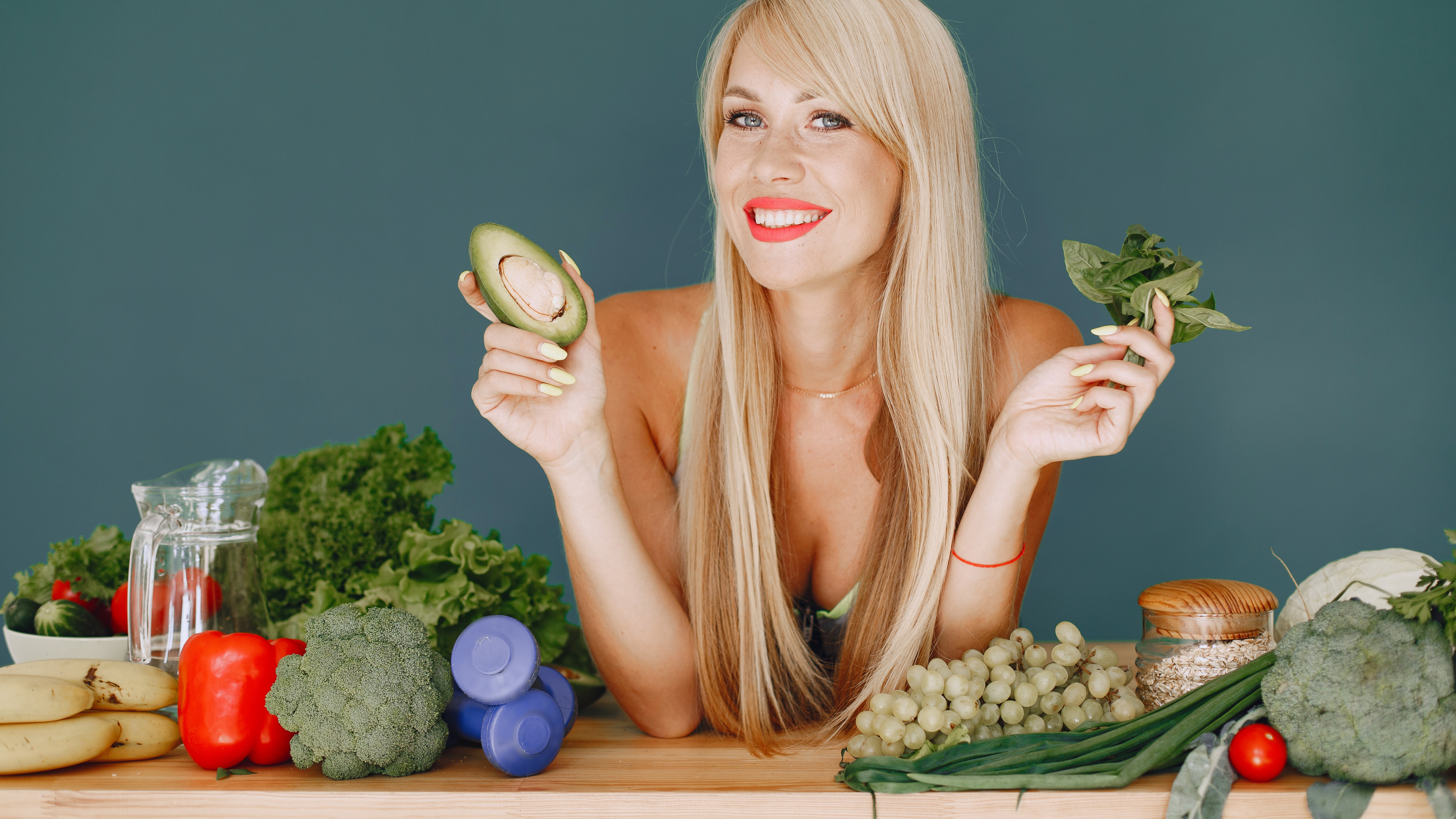 Женщина диетолог составила план питания