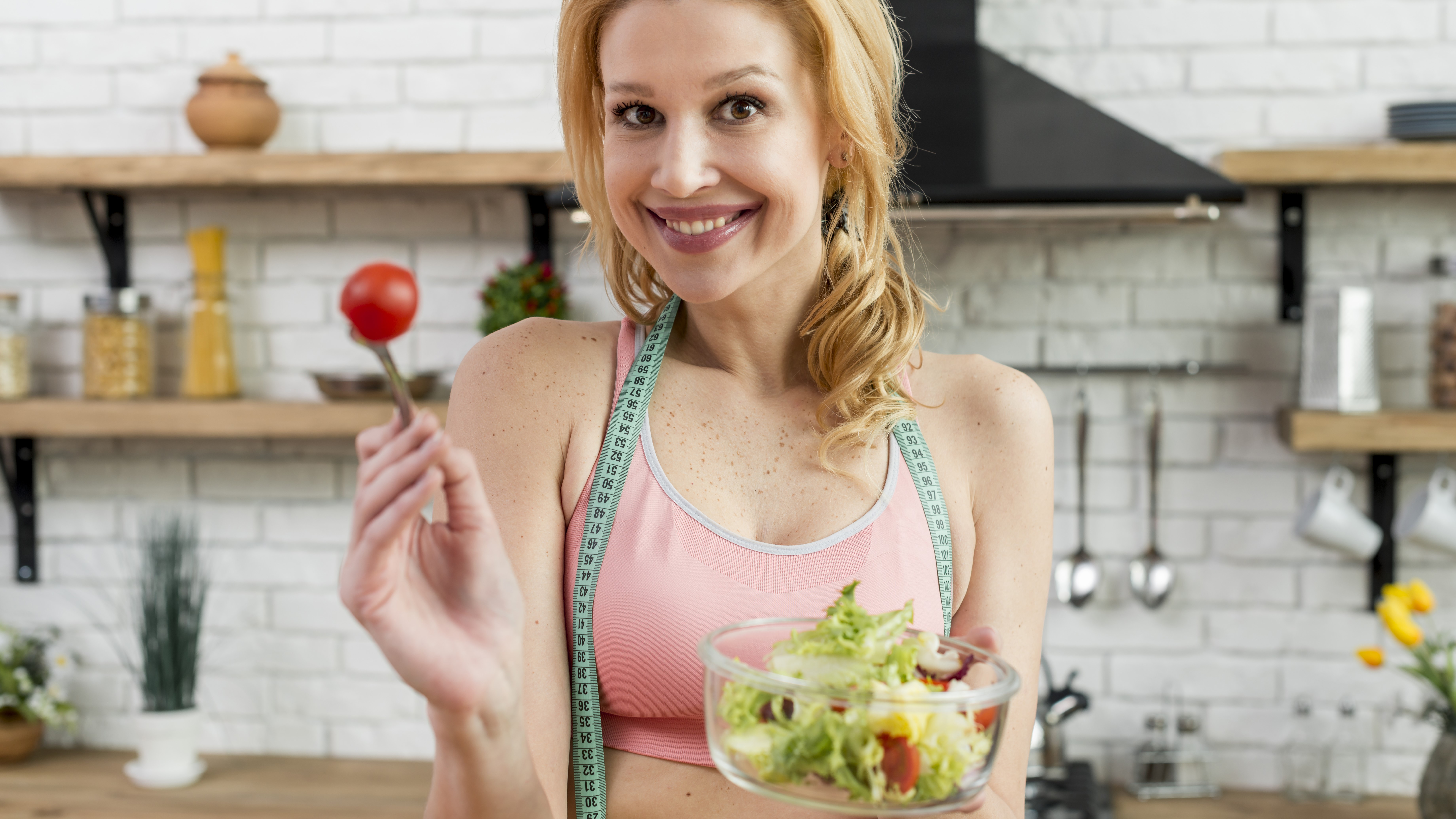 Женщина позирует на кухни