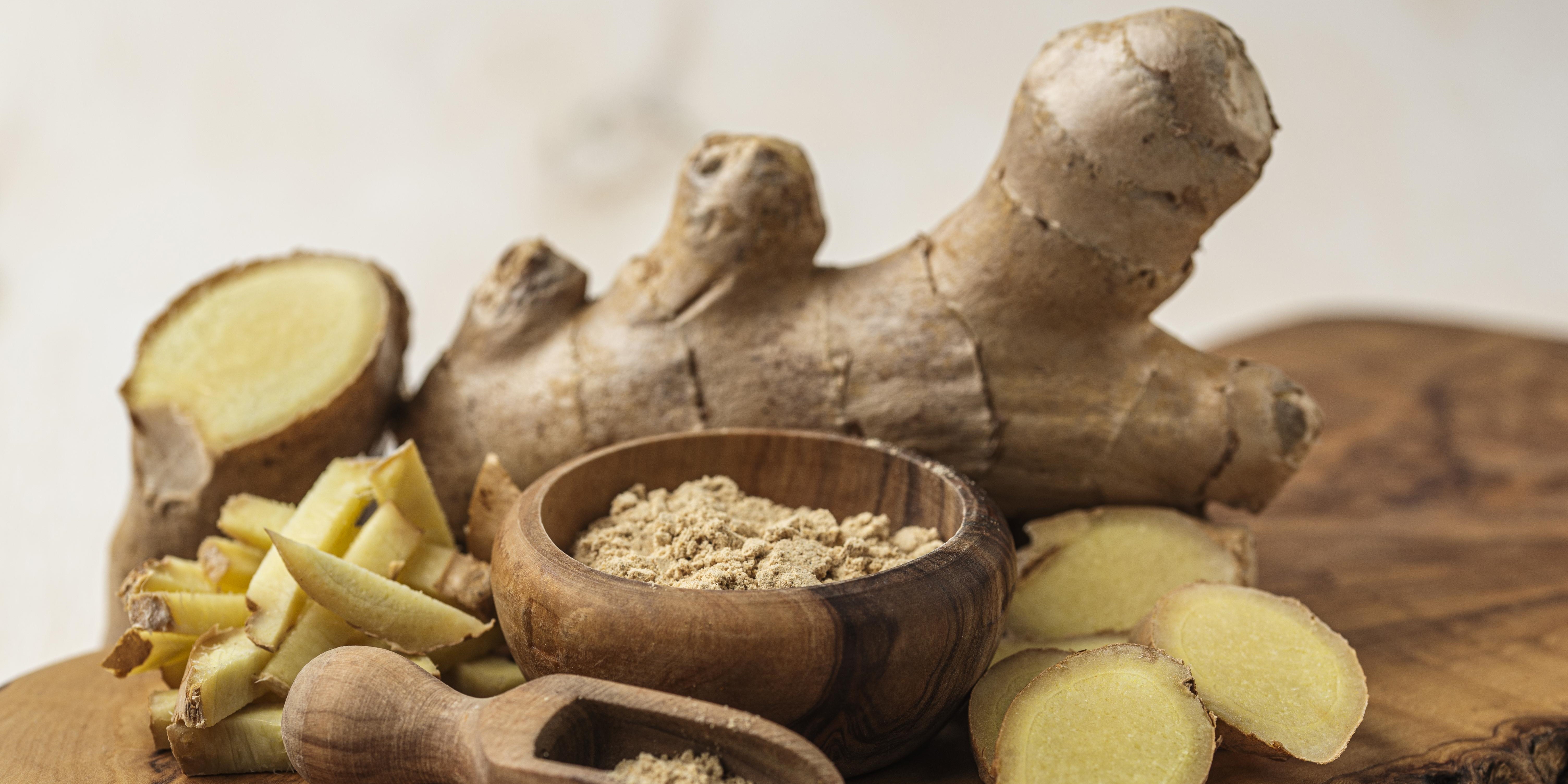 Корень имбиря на деревянной доске