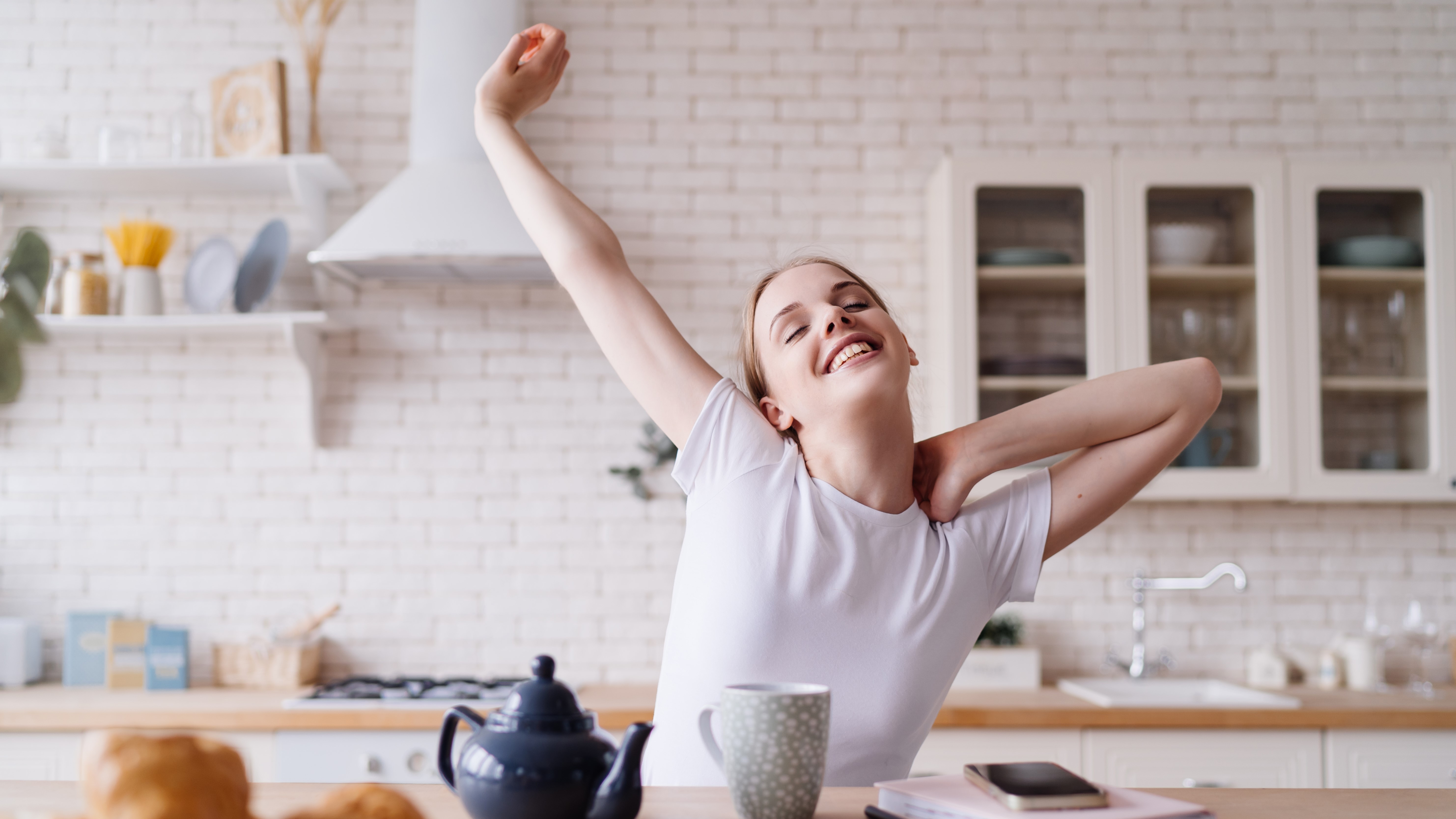 Красивая девушка тянется с утра