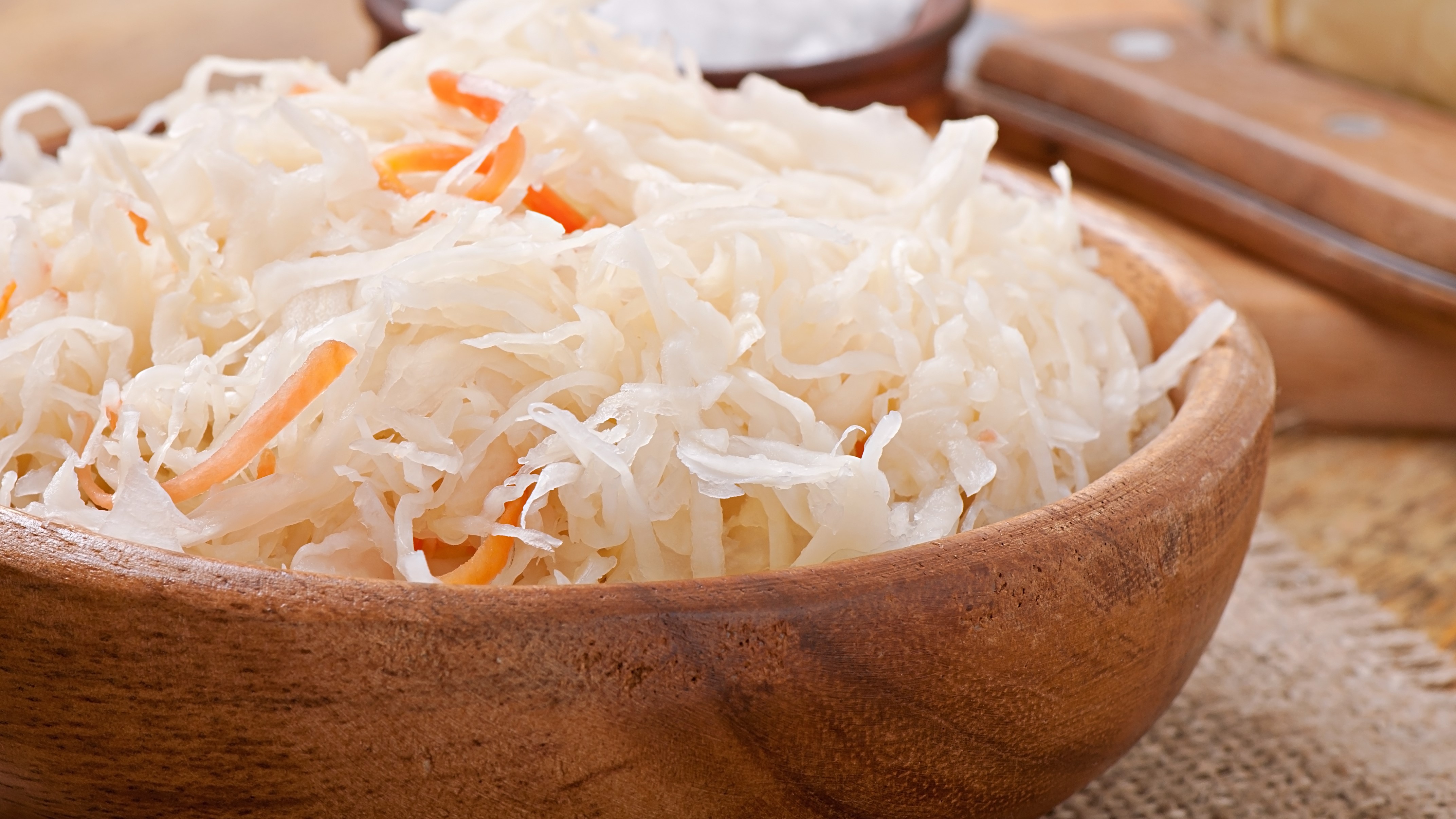 Квашенная капуста в деревянной чаше