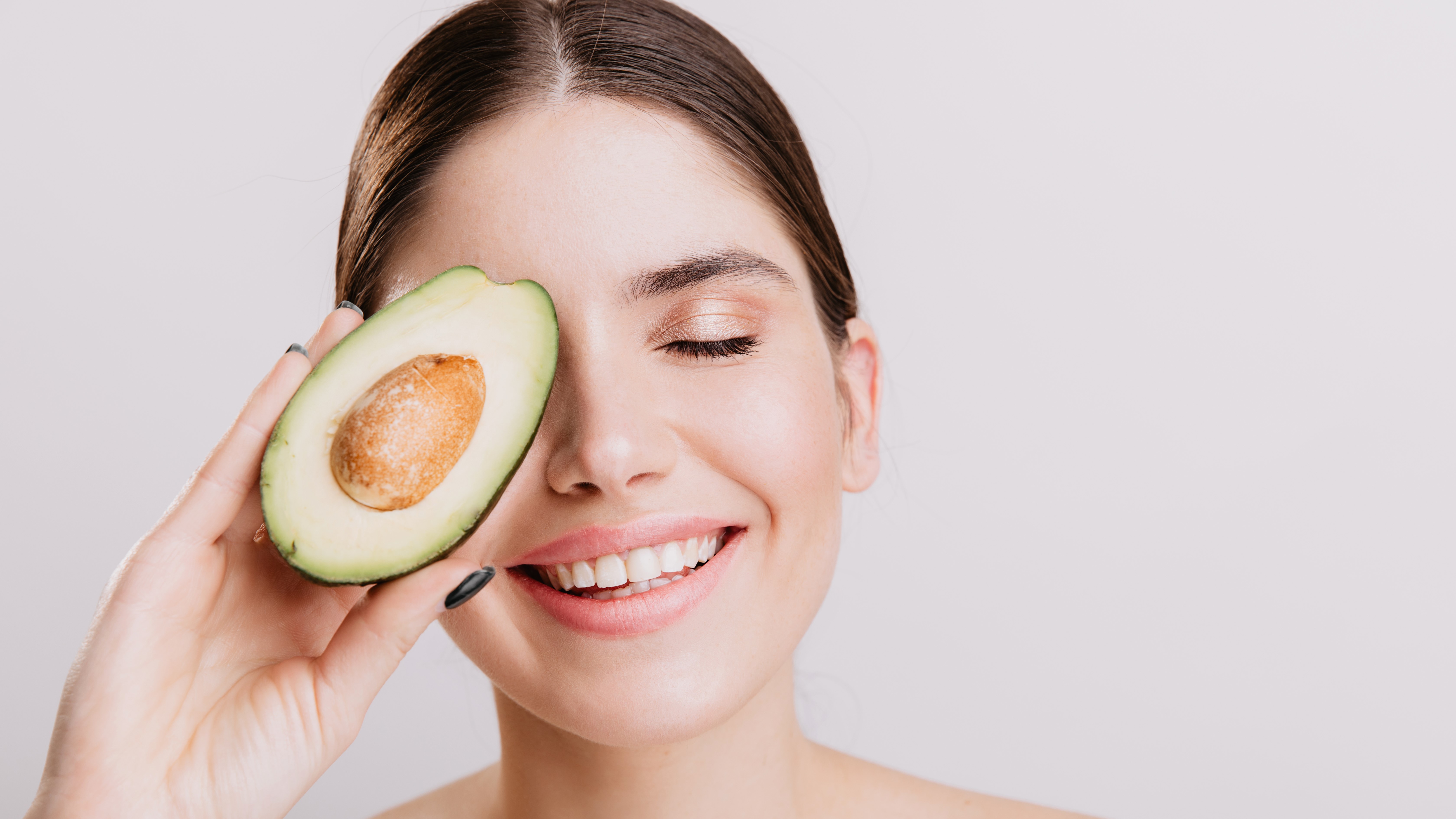 Женщина с долькой авокадо